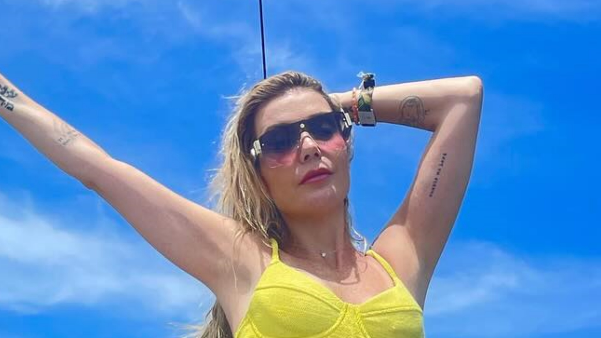Luiza Possi ostenta curvas impecáveis em passeio de barco: “Sereia”
