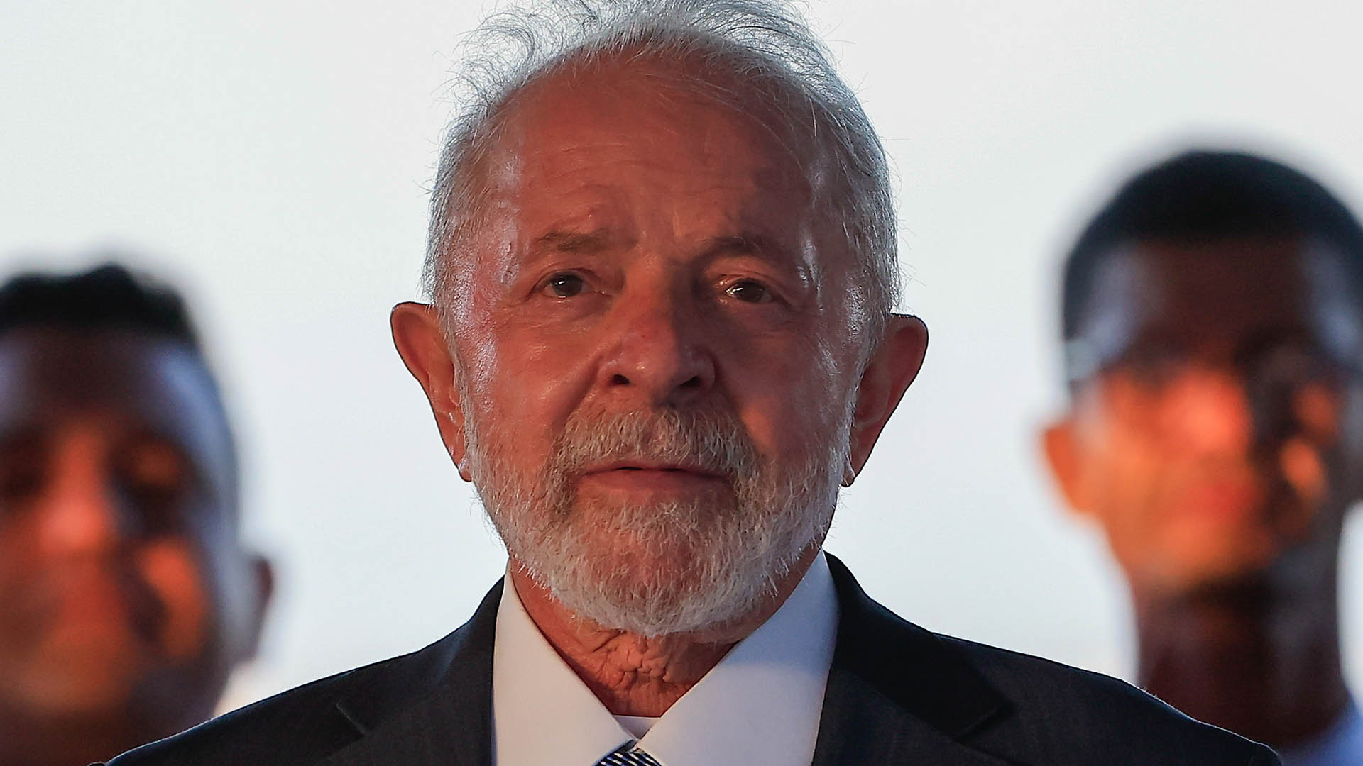 Homem morre após tentar abrir porta de avião em voo com ministros de Lula