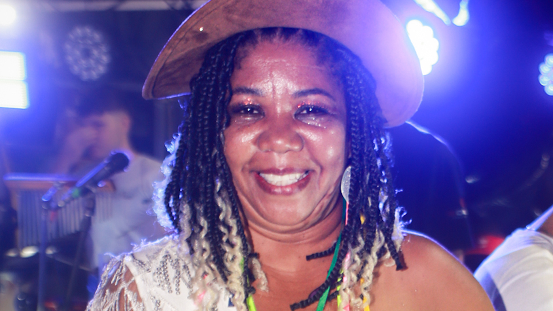 Mãe de Davi, do BBB 24, vira celebridade em trio elétrico