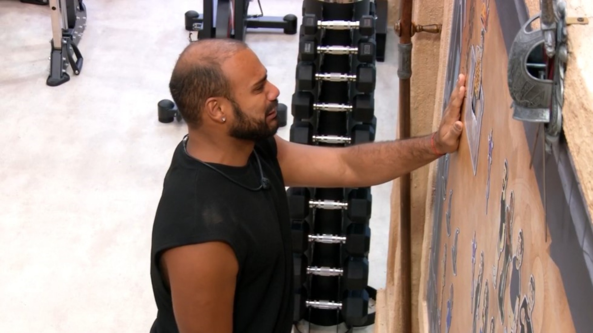 BBB 24: Sozinho, Marcus Vinicius cai no choro e implora para ficar na casa