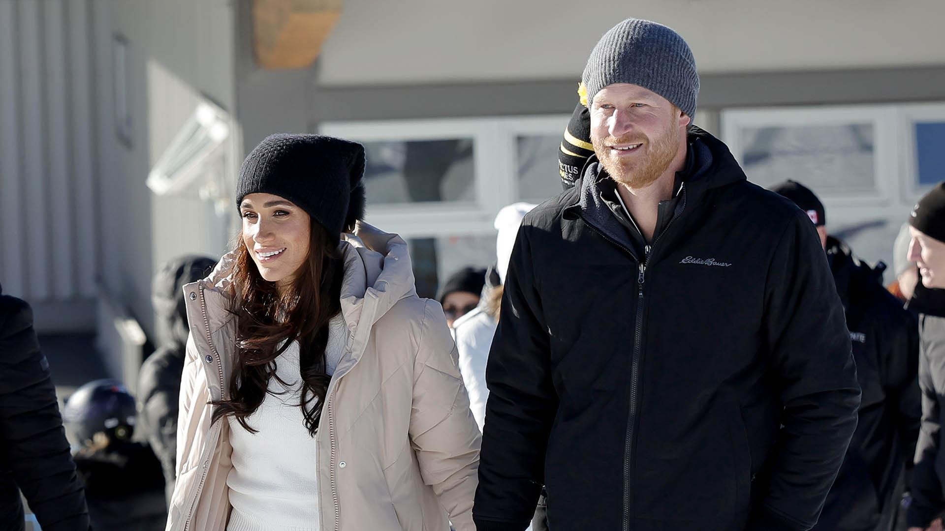 Meghan Markle e príncipe Harry se divertem na neve no Canadá
