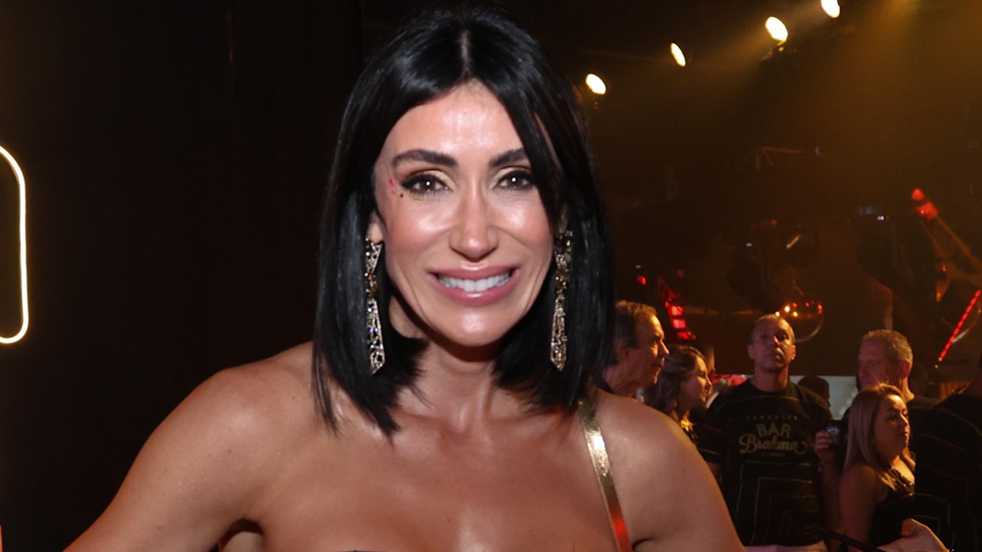Michelle Barros choca ao mostrar o corpo musculoso no carnaval