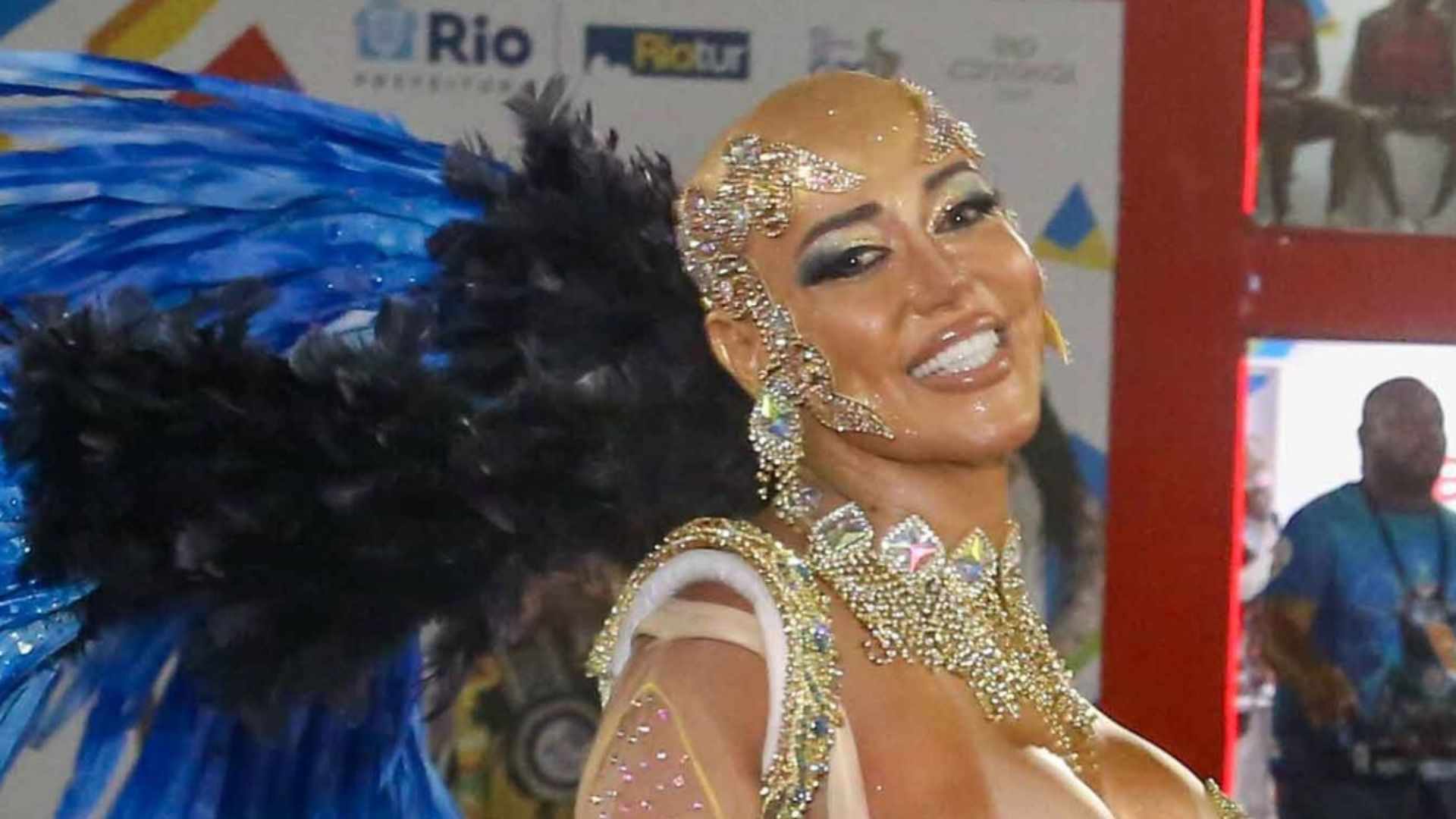 Mulher Abacaxi raspa a cabeça e faz topless: ‘É um protesto’