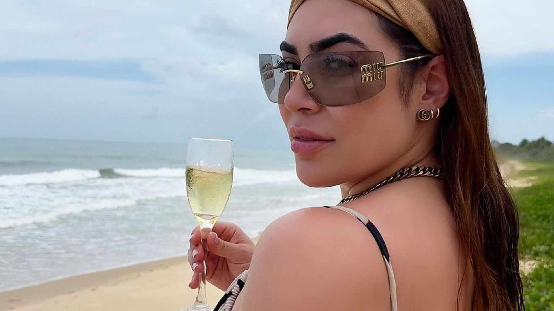 Parou tudo! Naiara Azevedo choca com fotos na praia