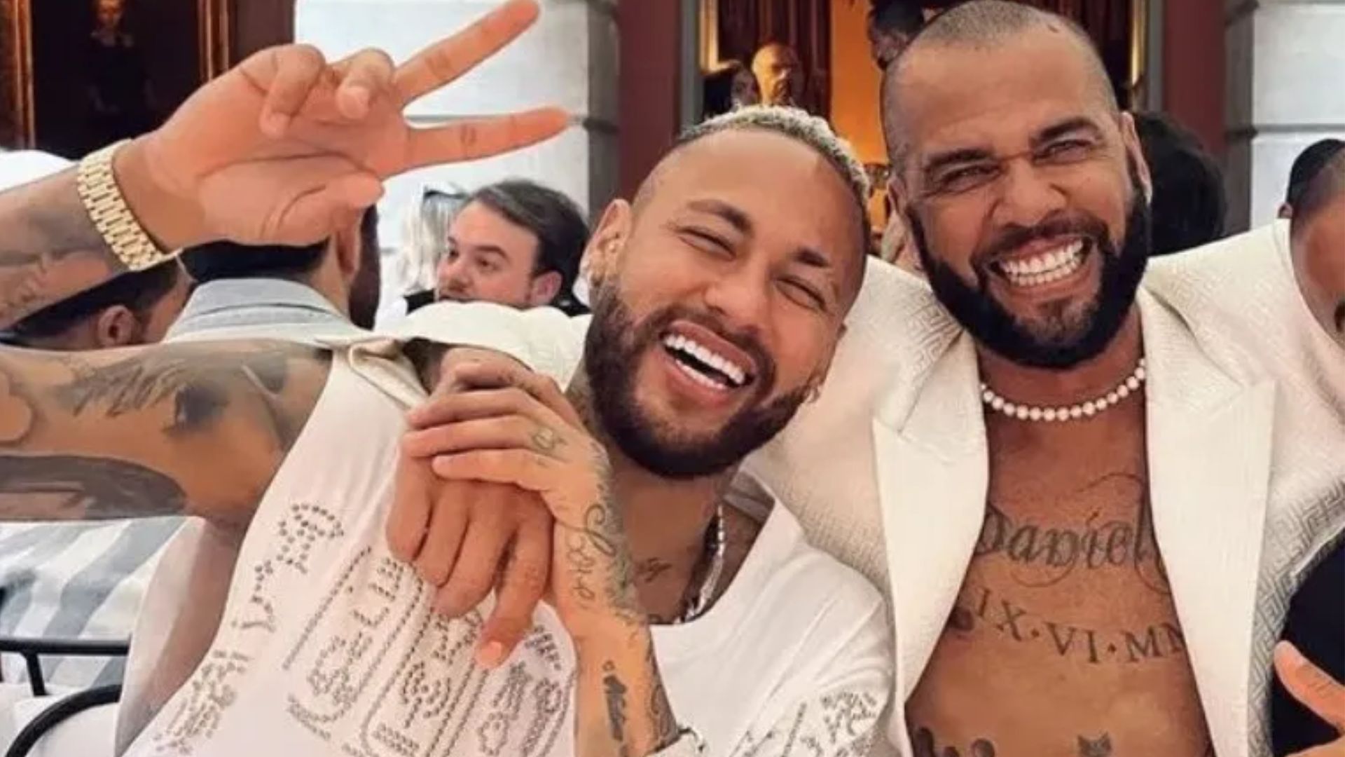 Senadora critica Neymar por ajuda financeira a Daniel Alves: ‘Vergonha mundial’