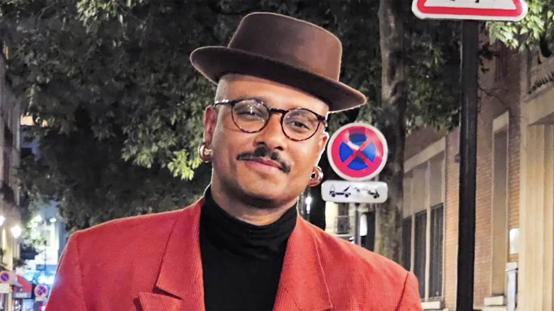 Ator de Vai na Fé, Orlando Caldeira sai do coma após acidente no carnaval