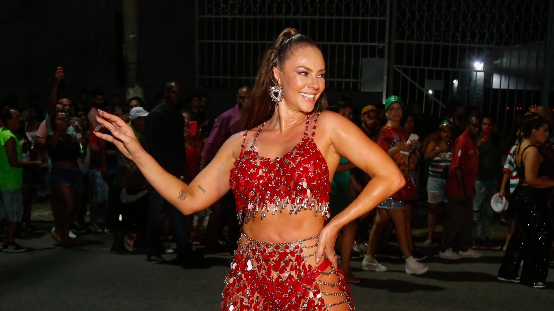 Paolla Oliveira esbanja corpaço real em ensaio de Carnaval; veja fotos