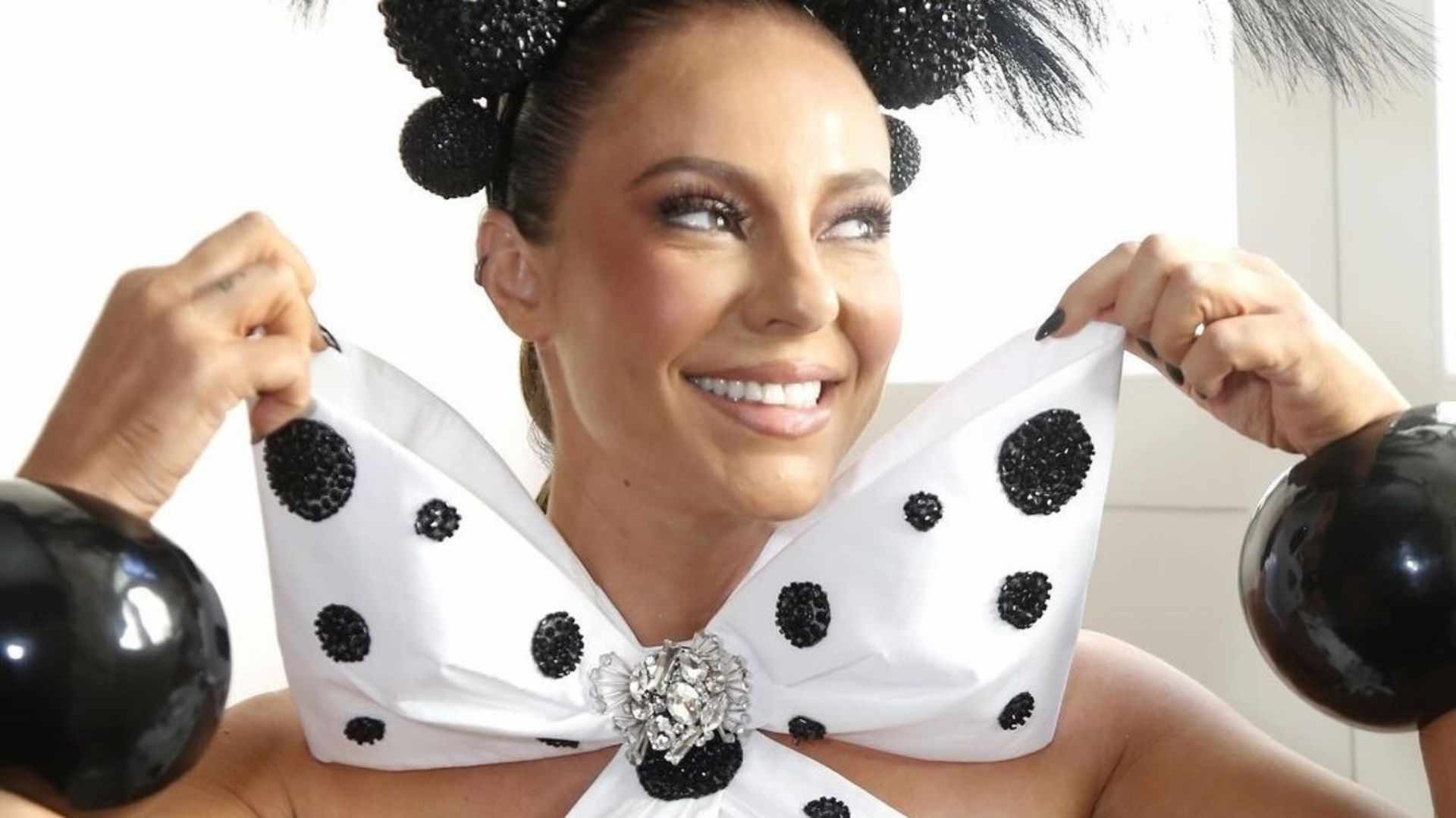 Paolla Oliveira coloca pernão para jogo ao curtir folia