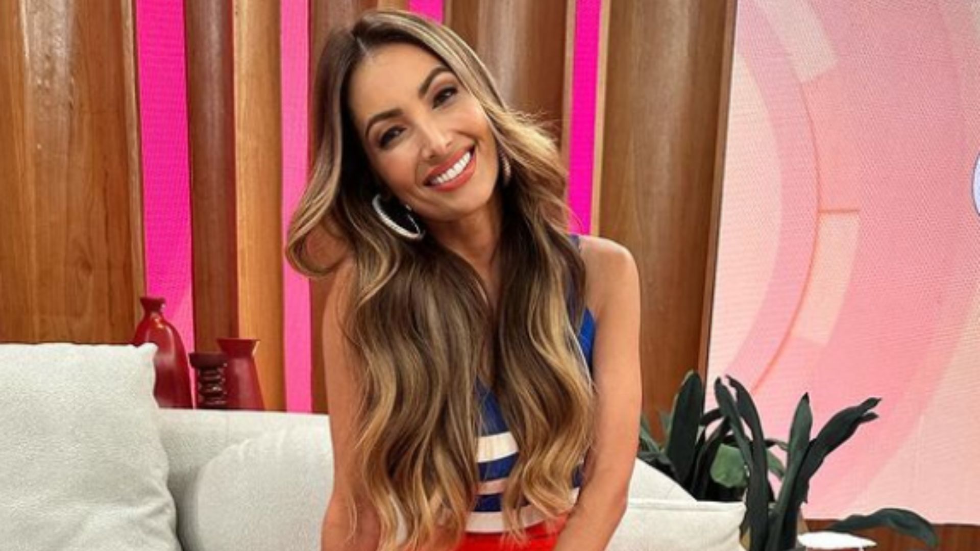 Patrícia Poeta surge óculos de grau e esbanja beleza natural na web