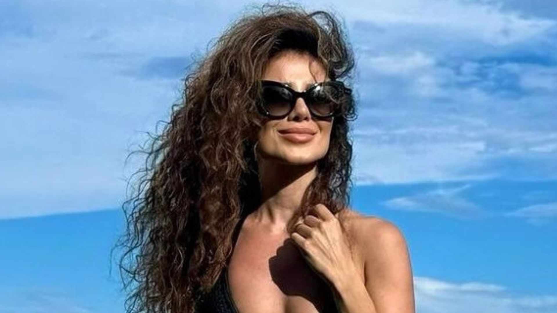 Impressionante! Paula Fernandes choca com cinturinha na piscina
