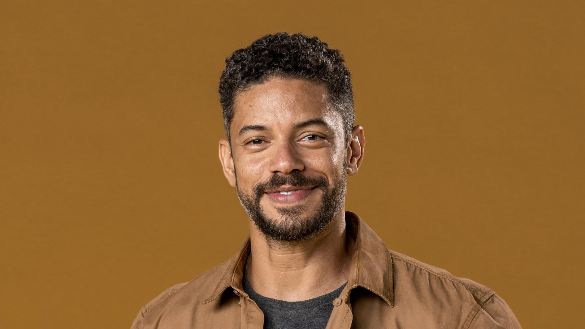 Paulo Lessa emenda terceira novela seguida e celebra título de galã: ‘Orgulhoso’