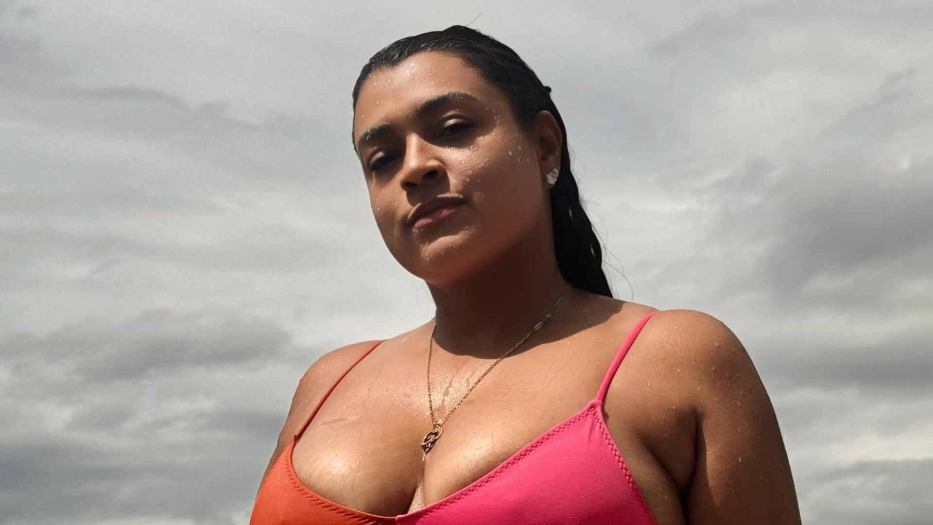 Preta Gil esbanja beleza em cliques na praia: “Verão inesquecível!”