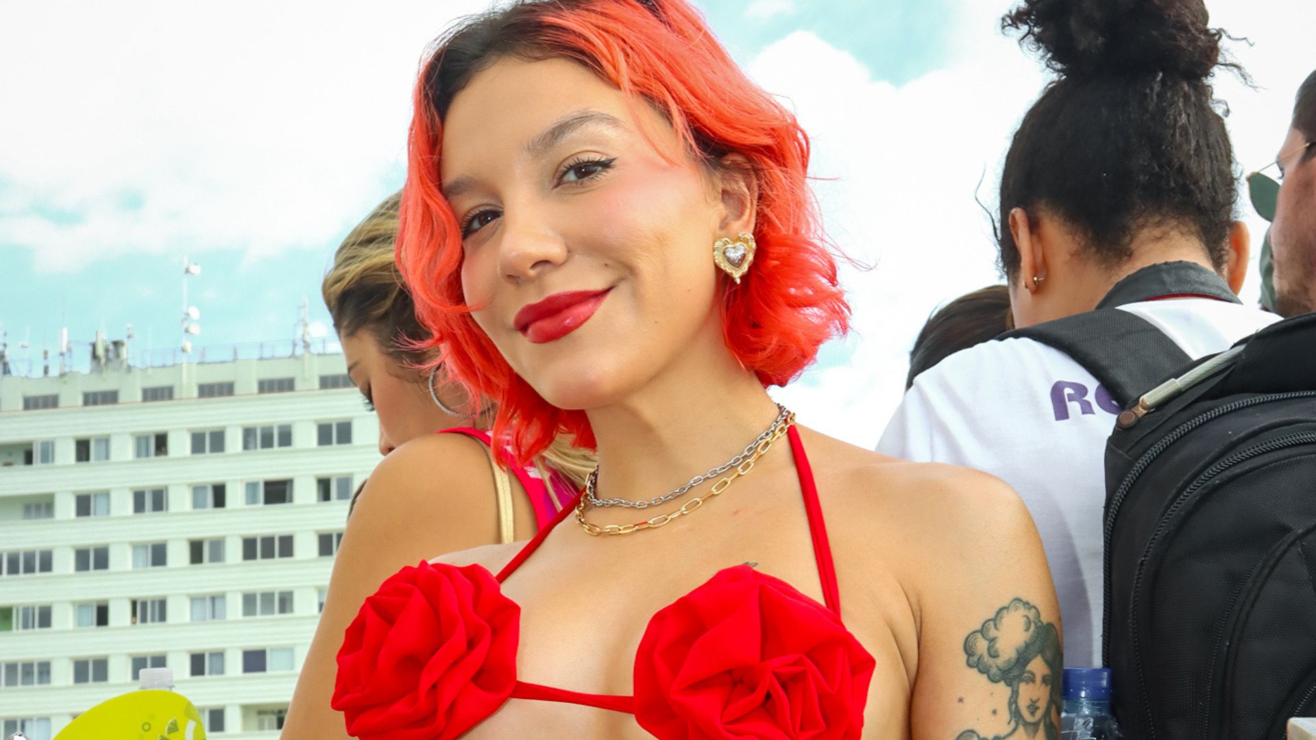 Priscilla deixa as costas à mostra em look para o Carnaval de Salvador