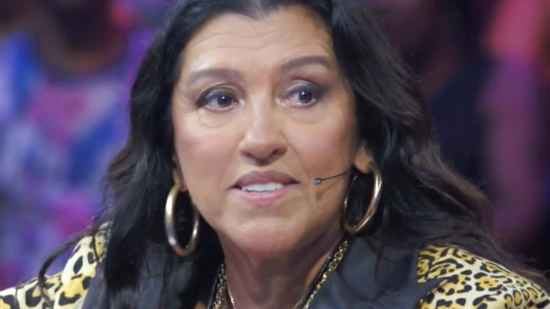 Regina Casé revela motivo da deficiência auditiva da filha