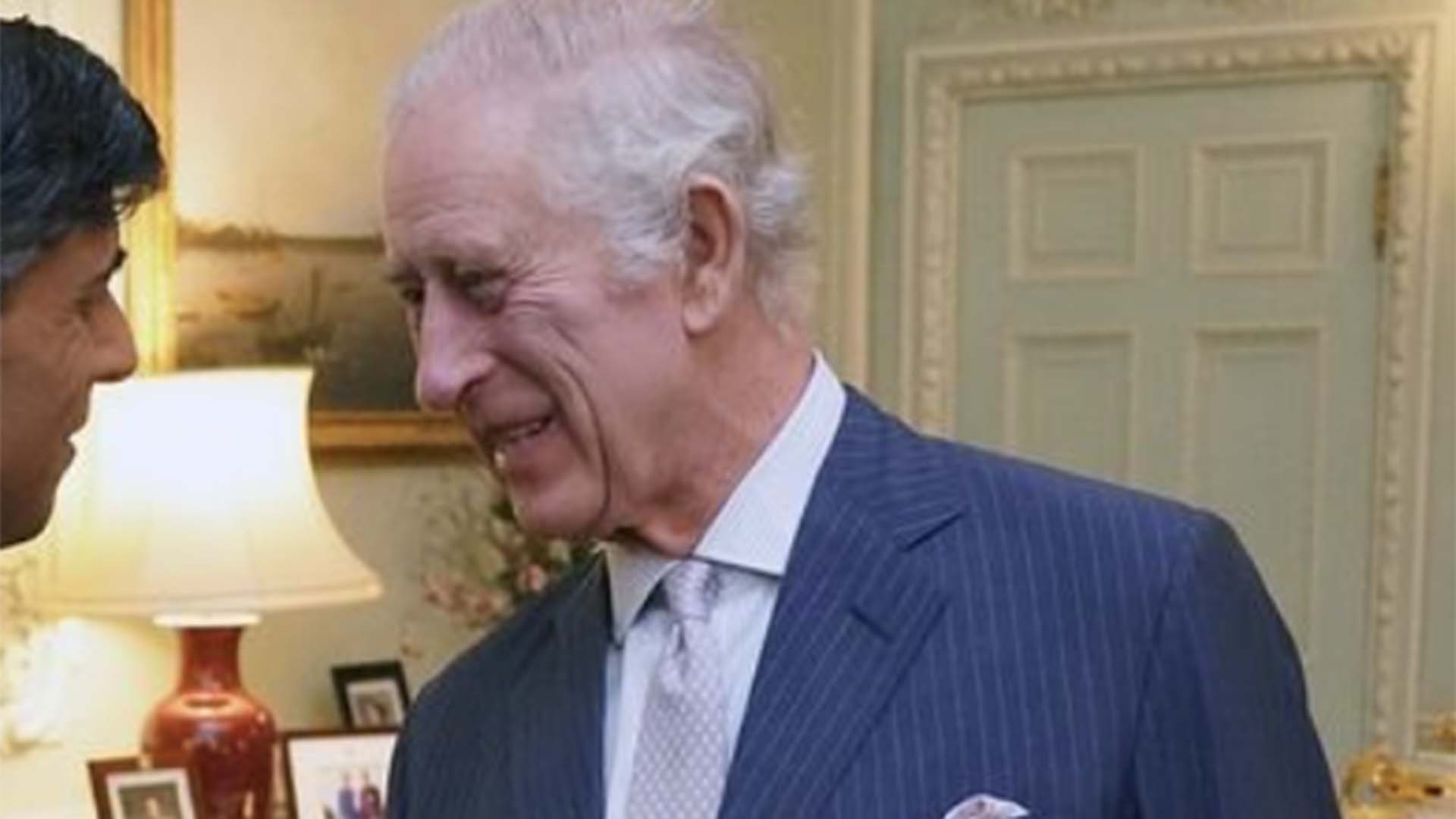 Em luta contra o câncer, Rei Charles III aparece em foto rara dentro do palácio