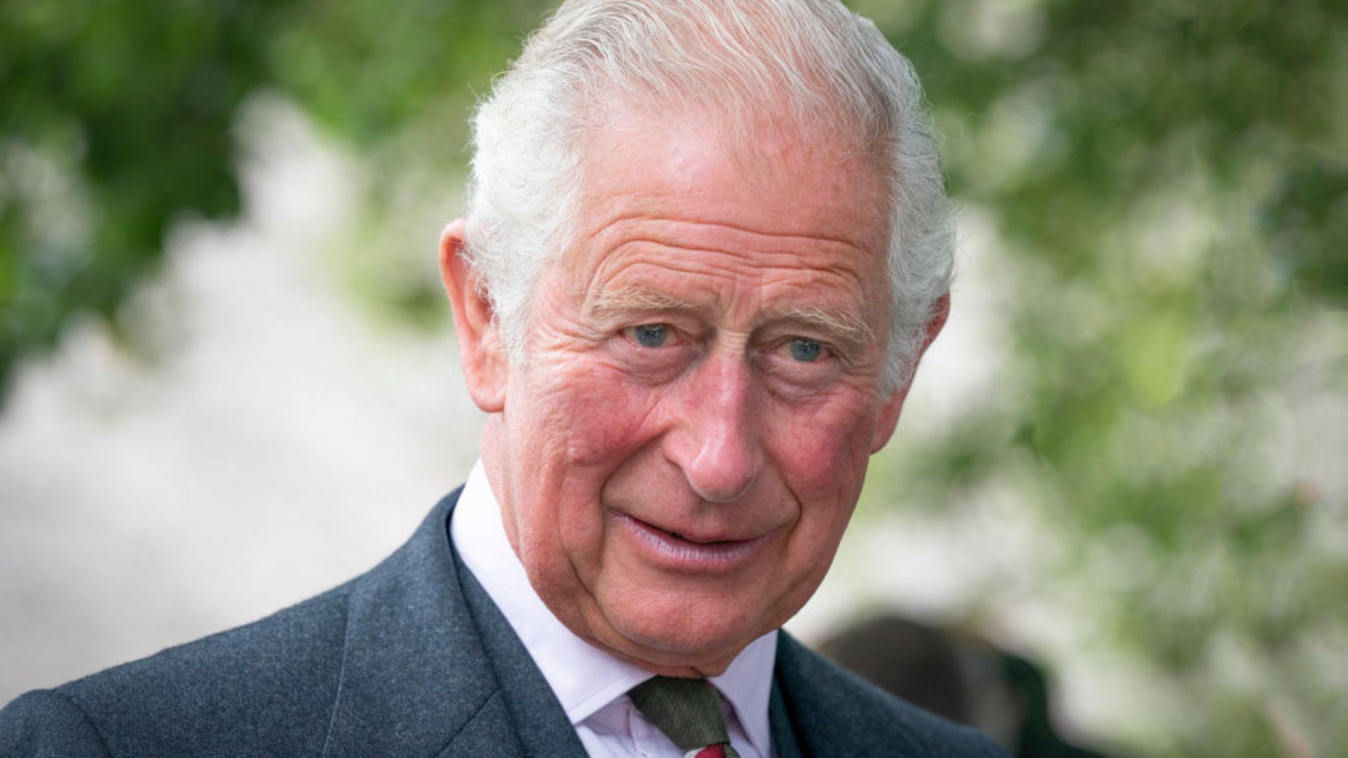 Rei Charles III ‘contou pessoalmente’ sobre o câncer a Harry e William