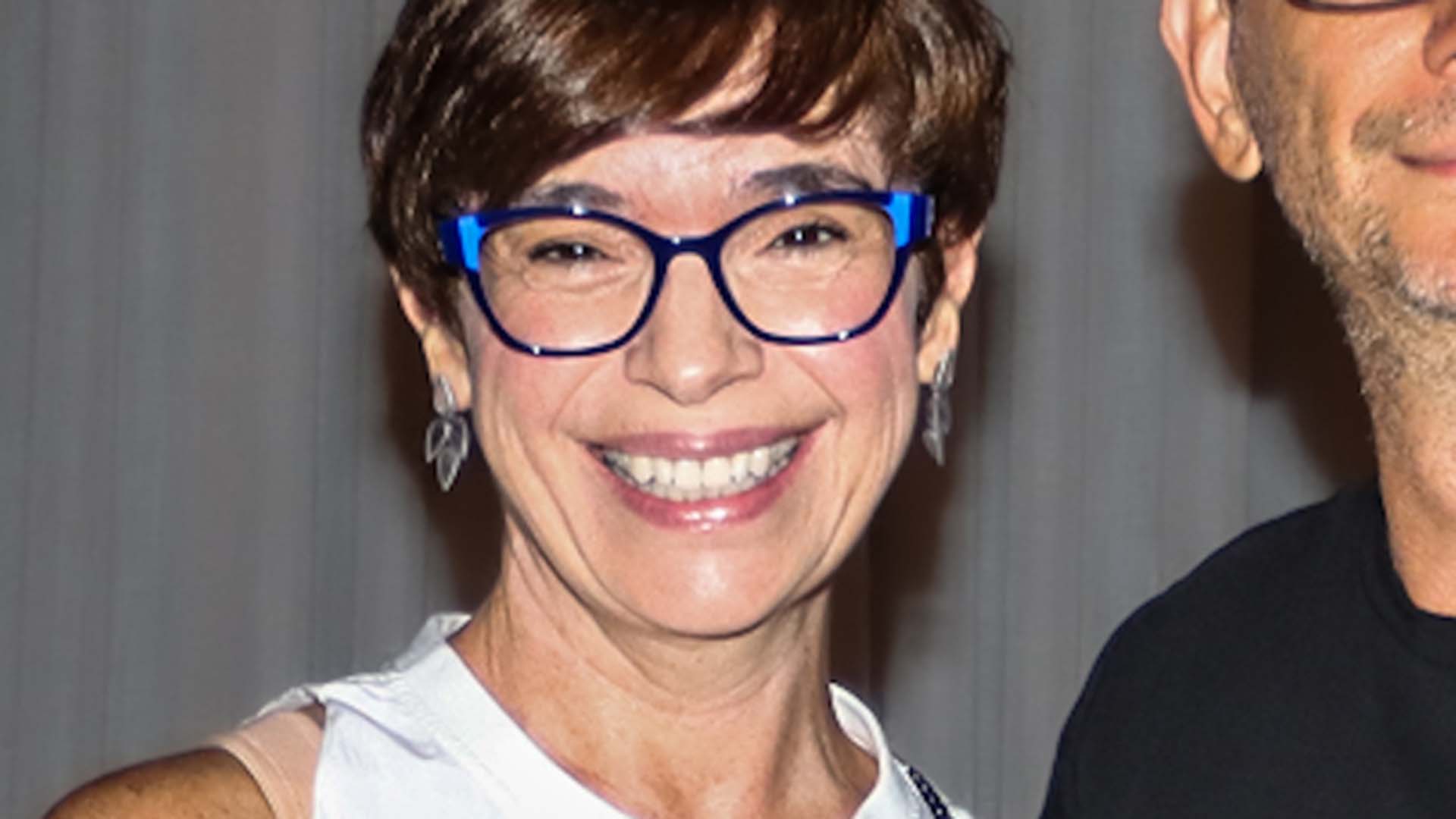 Renata Lo Prete faz rara aparição em público com seu marido