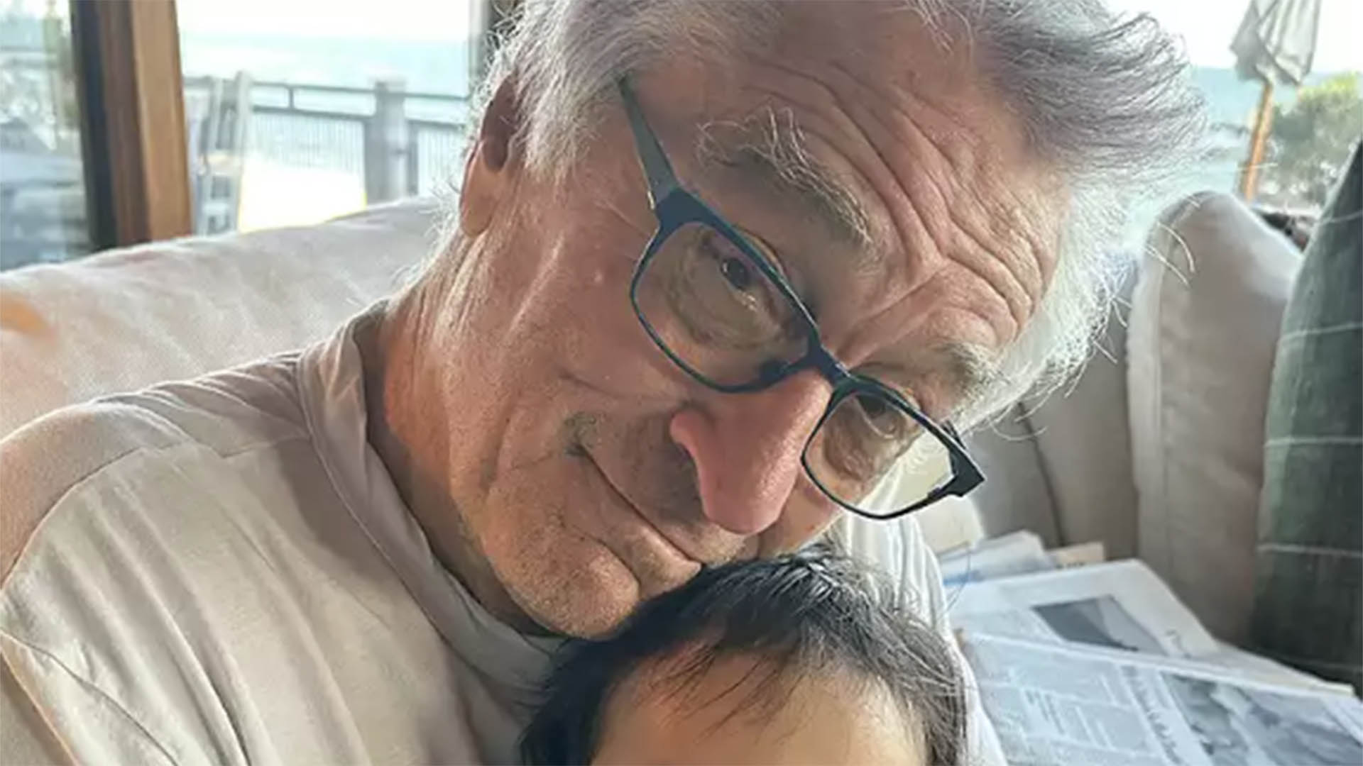 Aos 80 anos, Robert De Niro surge com a filha de 10 meses de vida