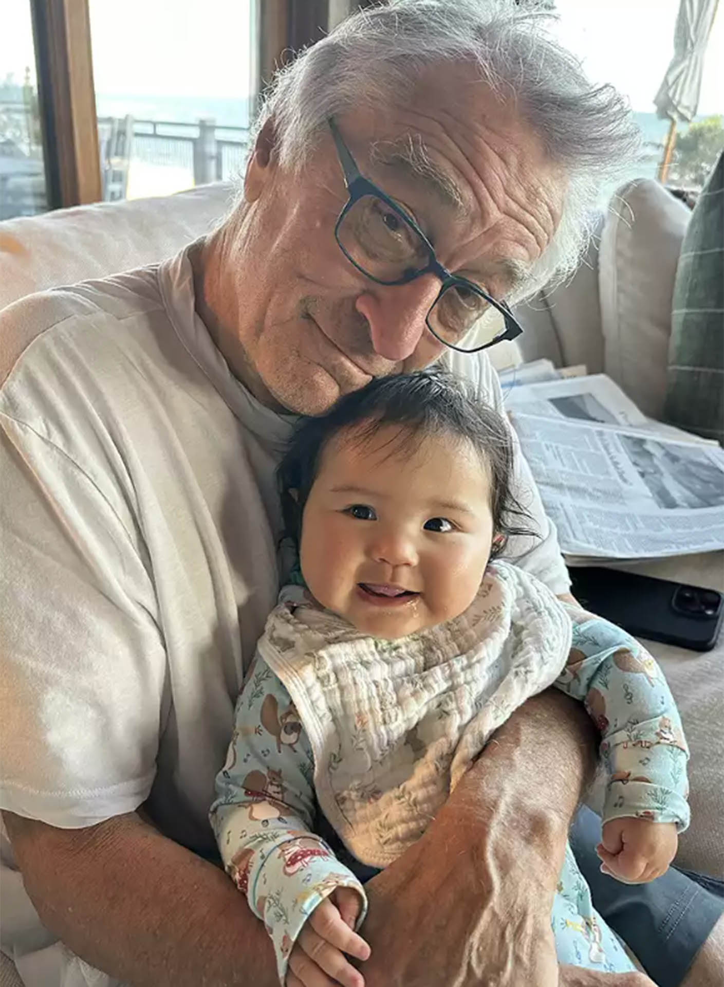Robert De Niro faz rara aparição com a filha caçula - Foto: Courtesy Robert De Niro; Reprodução / People.com