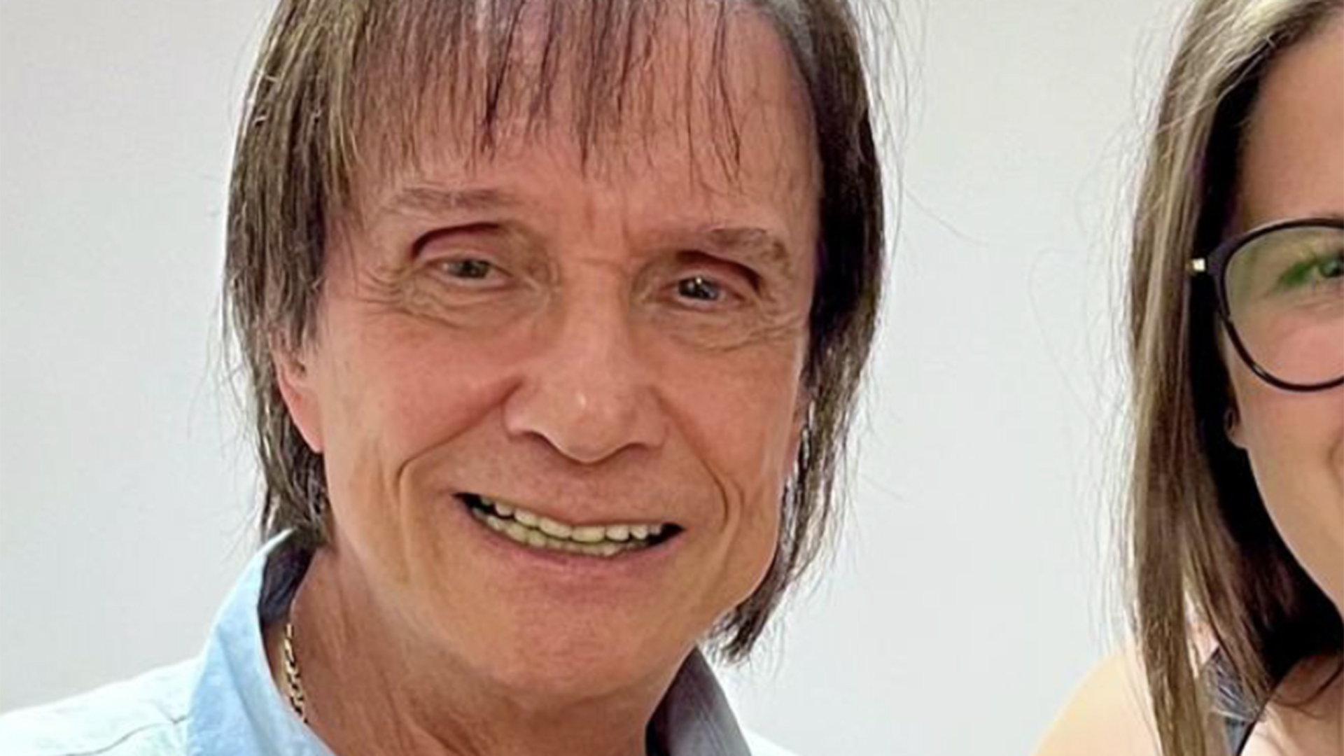 Roberto Carlos faz rara aparição com uma de suas netas