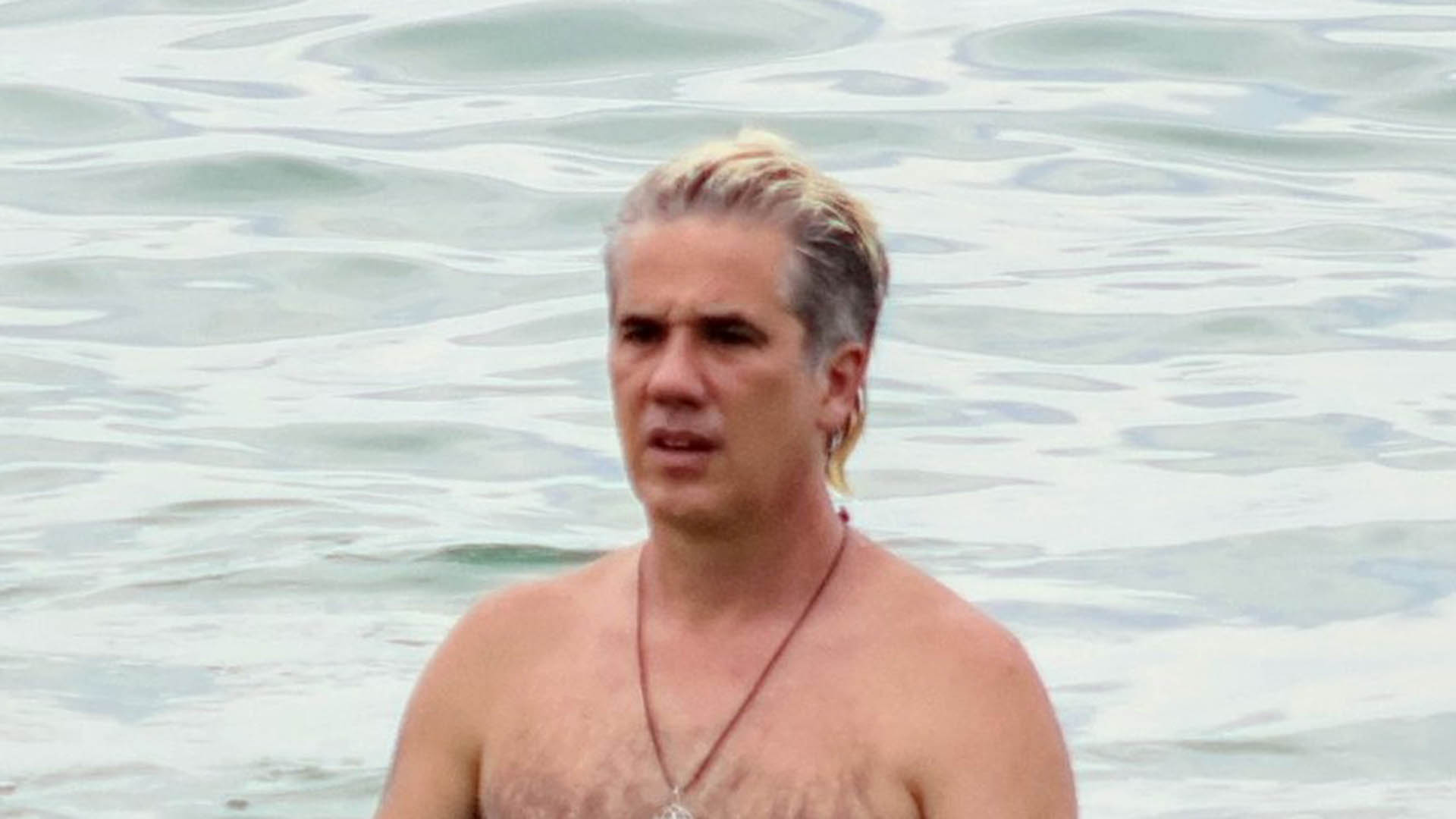 Rogério Flausino faz rara aparição só de sunga em dia na praia