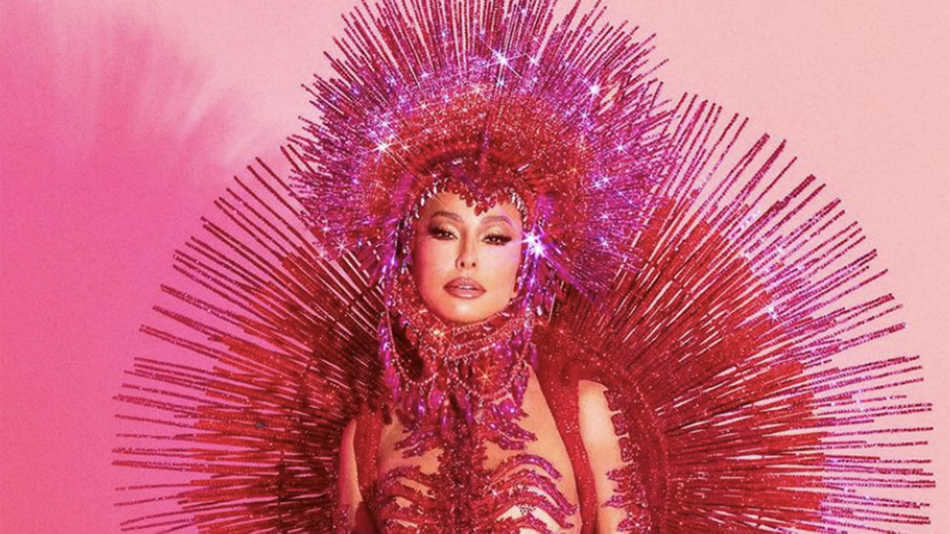 Sabrina Sato exibe sua beleza em fantasia de Corrente Sanguínea