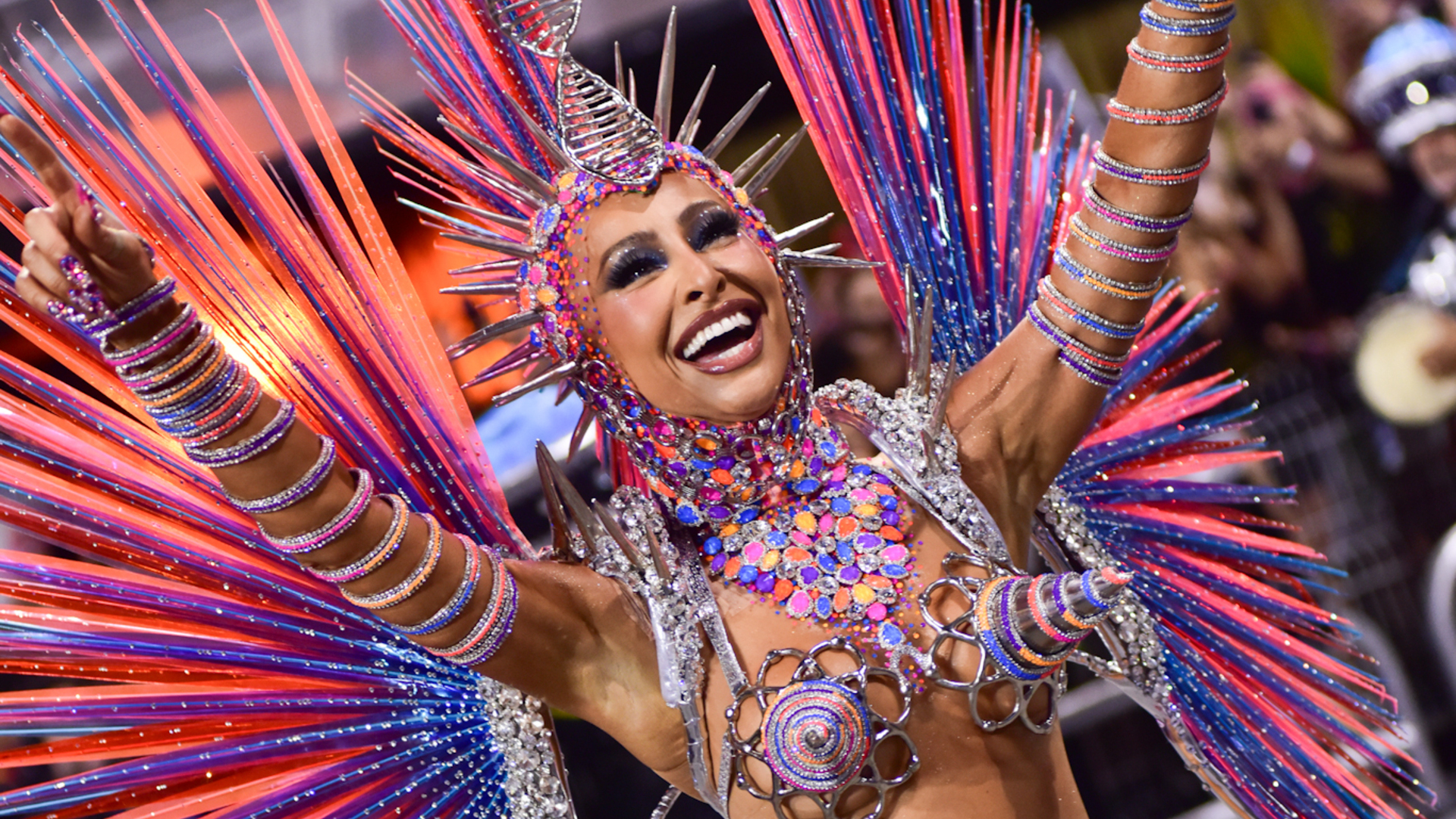 Sabrina Sato arrebata com corpo monumental na avenida