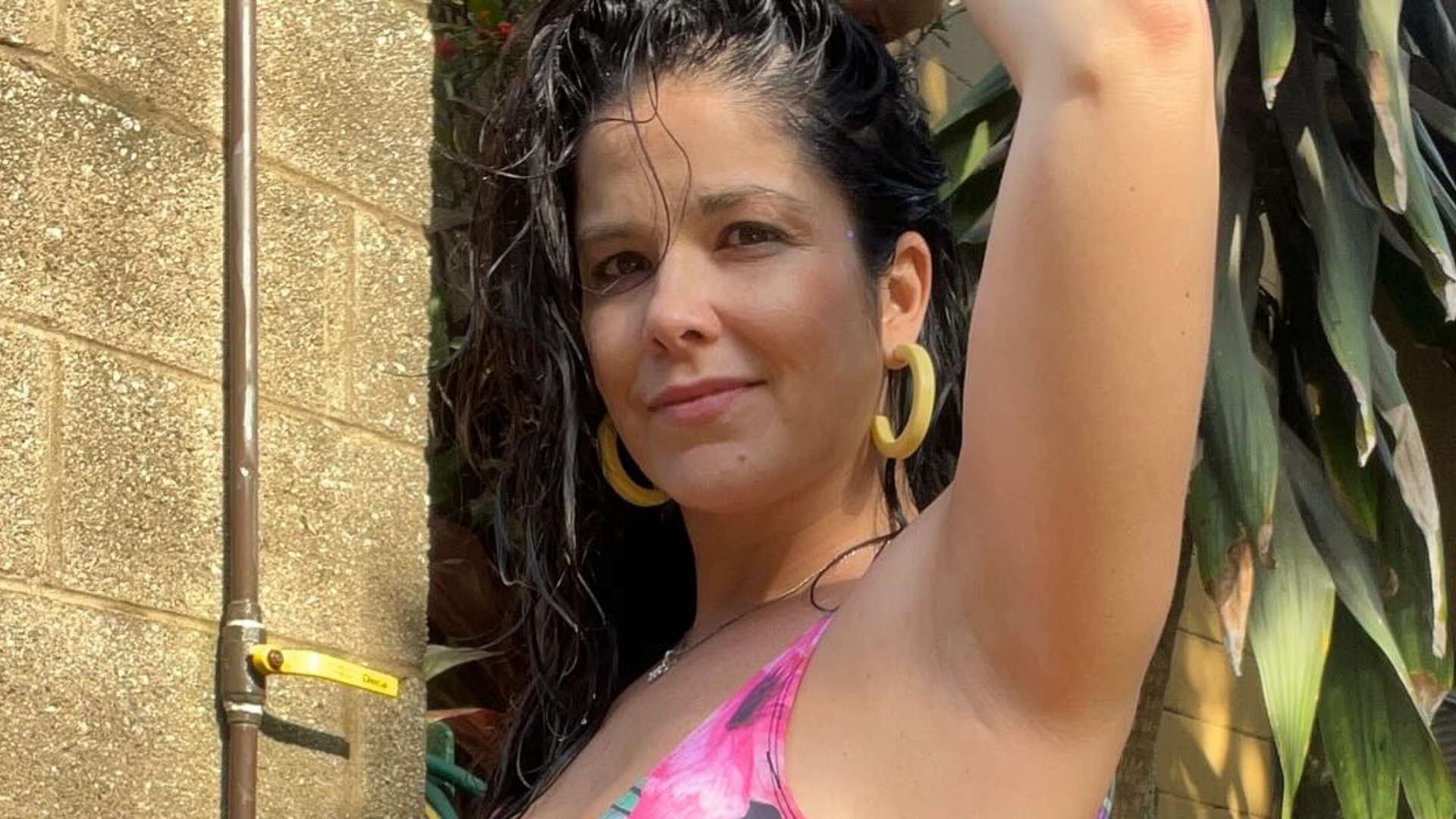 Samara Felippo exibe corpaço com look cavadíssimo: “Posei pra mim”