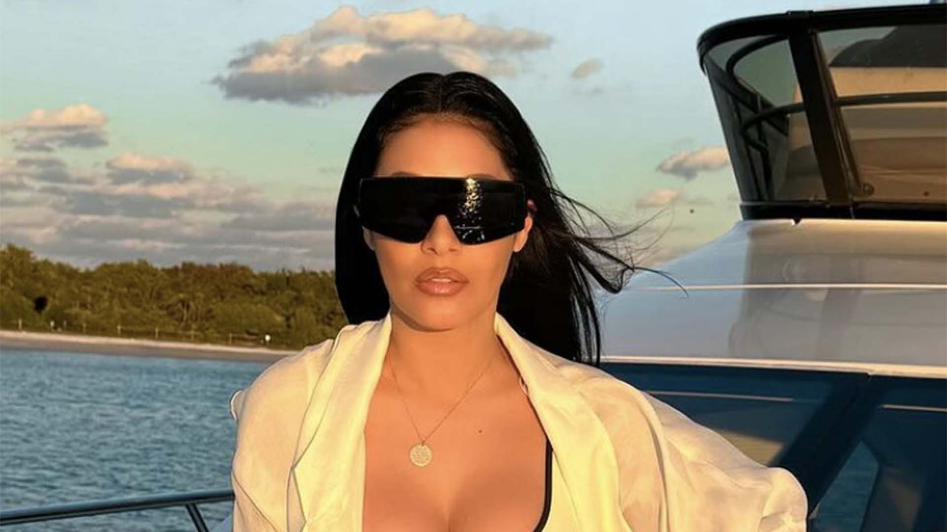 Simaria destaca o corpo curvilíneo ao curtir passeio de barco em Miami