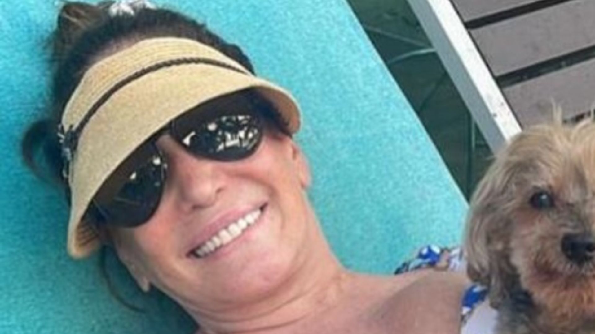 Susana Vieira posa de maiô com seu cachorrinho e arranca elogios dos fãs