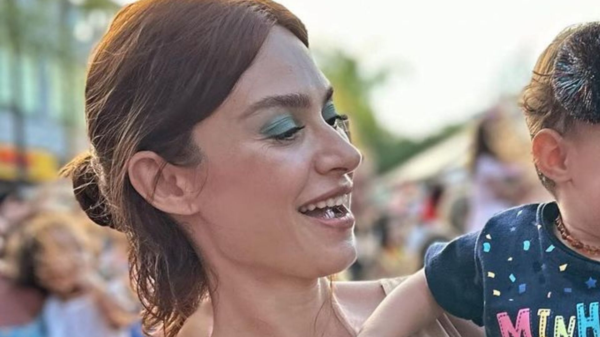 Thaila Ayala cai na folia de Carnaval com a filha, Tereza: “Adora uma bagunça”