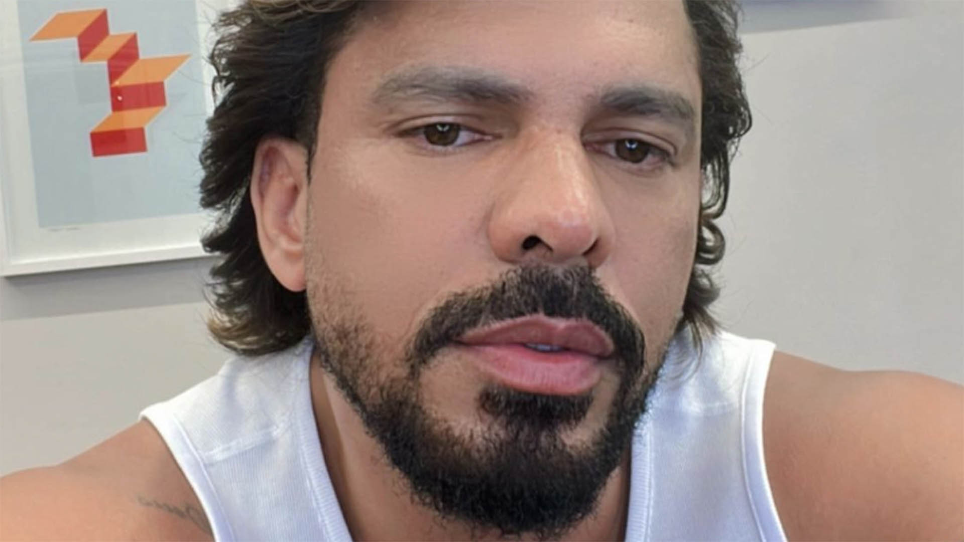 Cantor sertanejo Thales Lessa é preso após acusação em hotel
