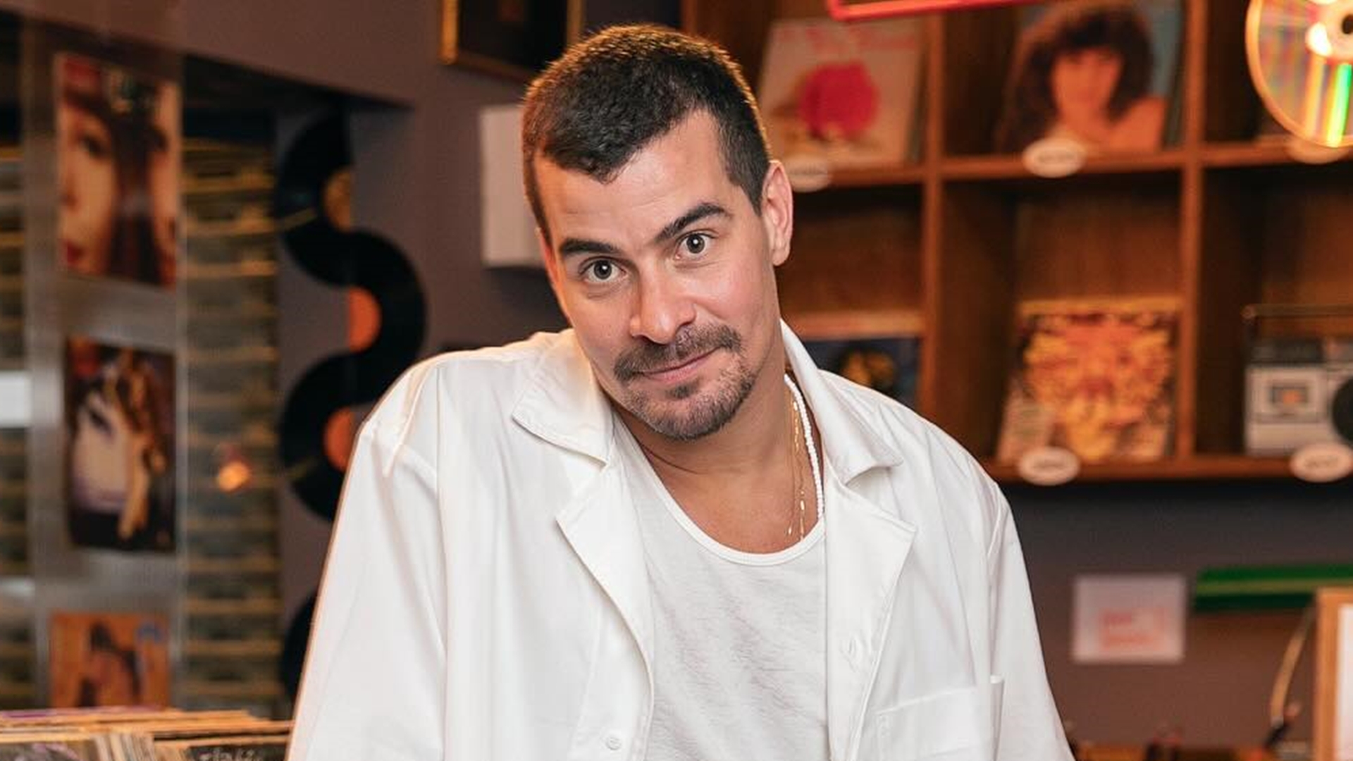 Thiago Martins descarta fama de pegador e revela sonho de ser pai: ‘Preciso achar alguém’