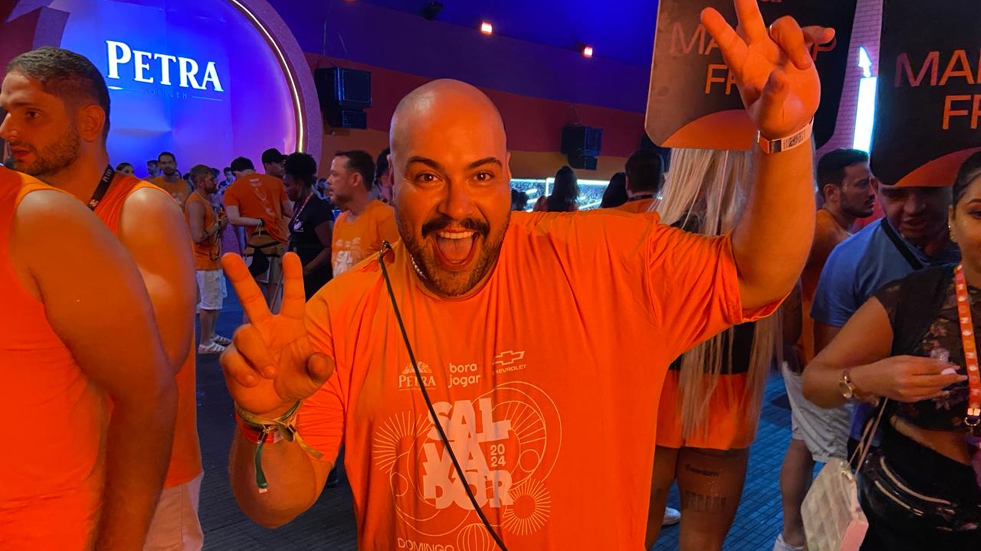 Tiago Abravanel fala sobre distribuir beijos em bloco de Carnaval: ‘Sou feliz’