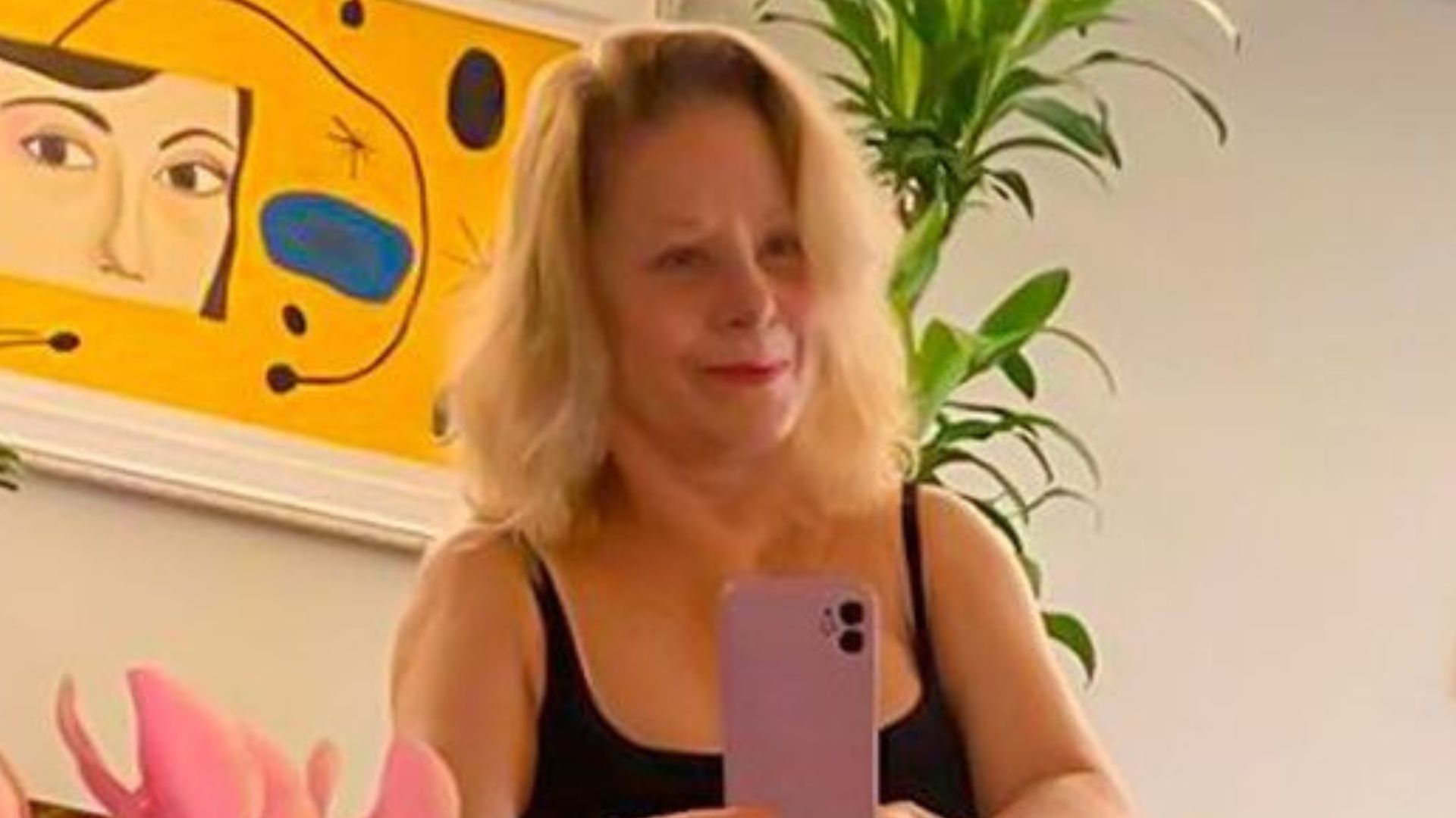De biquíni, Vera Fischer curte Carnaval em casa e arranca suspiros: “Maravilhosa”