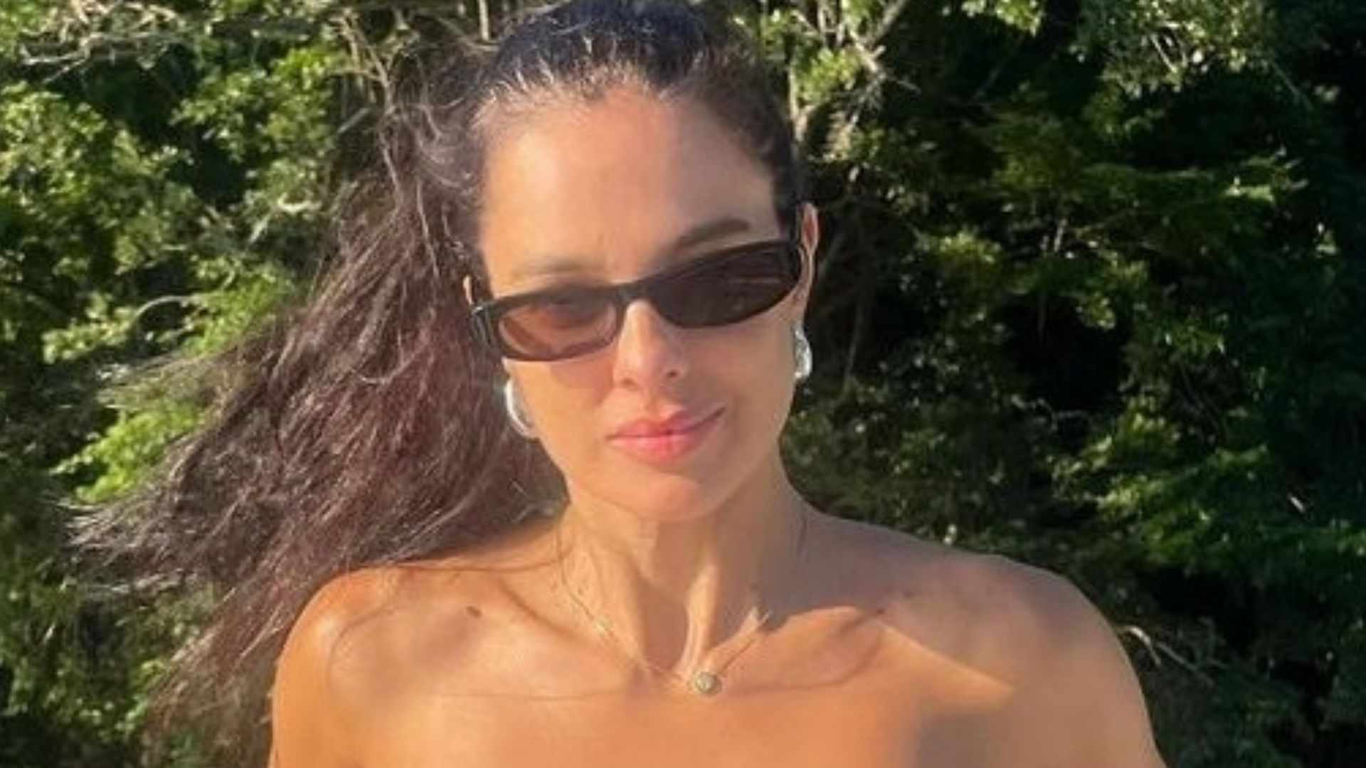 Que corpo é esse? Vera Viel choca com barriga mega torneada