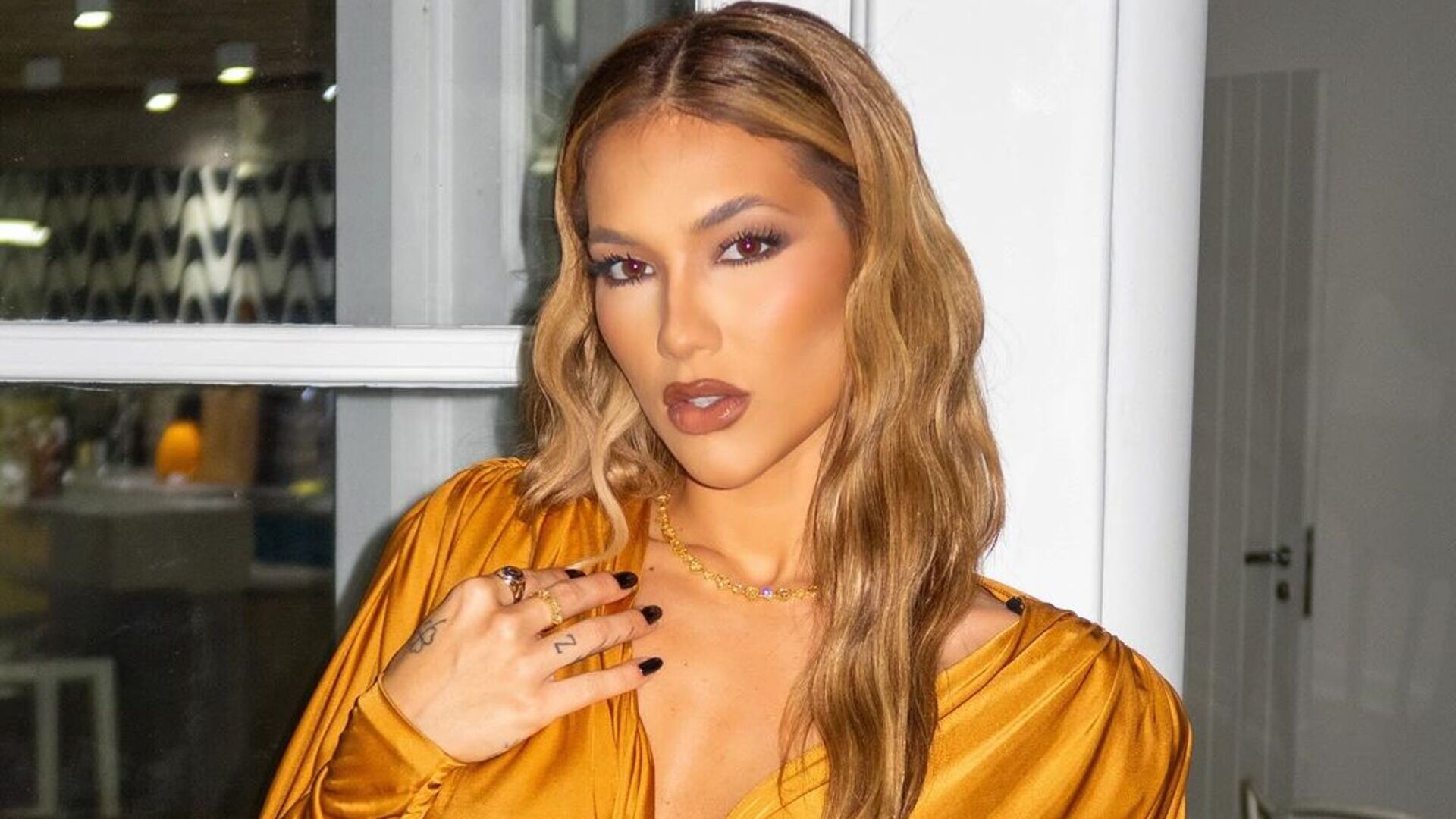 Virginia Fonseca impressiona ao deixar a barriga toda de fora em festa