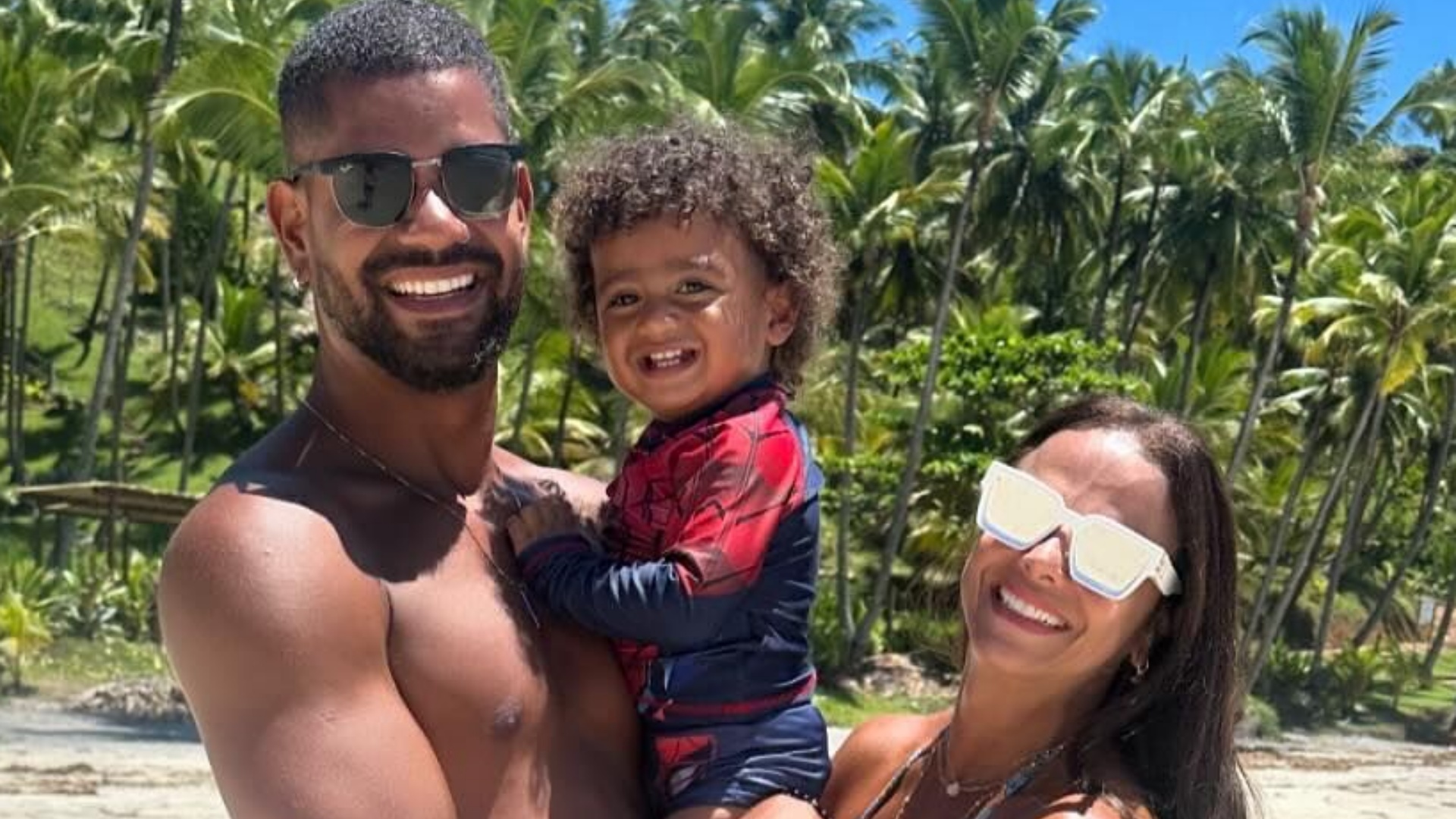 Viviane Araújo ostenta corpaço em dia de praia com a família: “Linda”