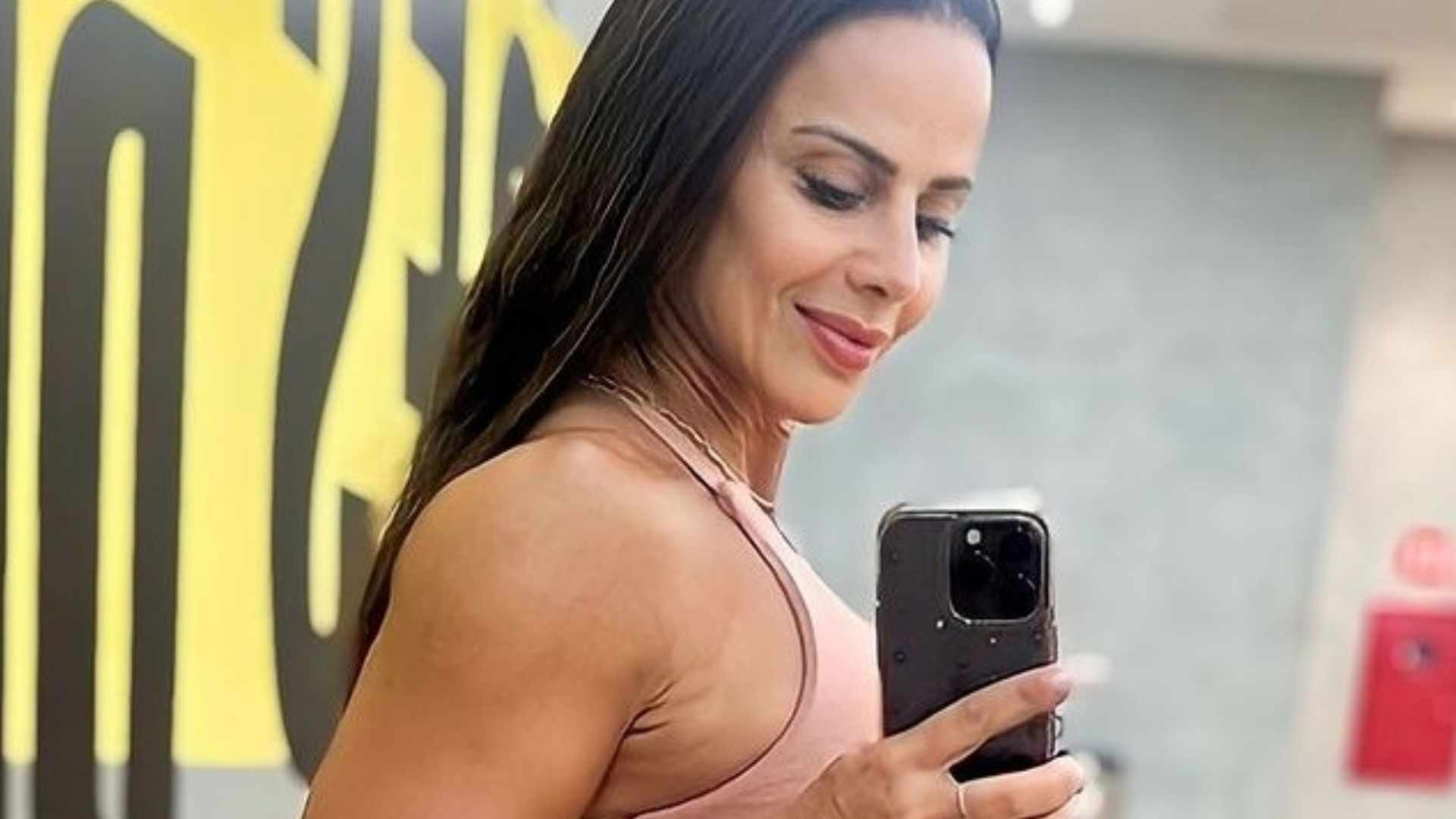 Viviane Araújo choca ao mostrar corpo para o Carnaval