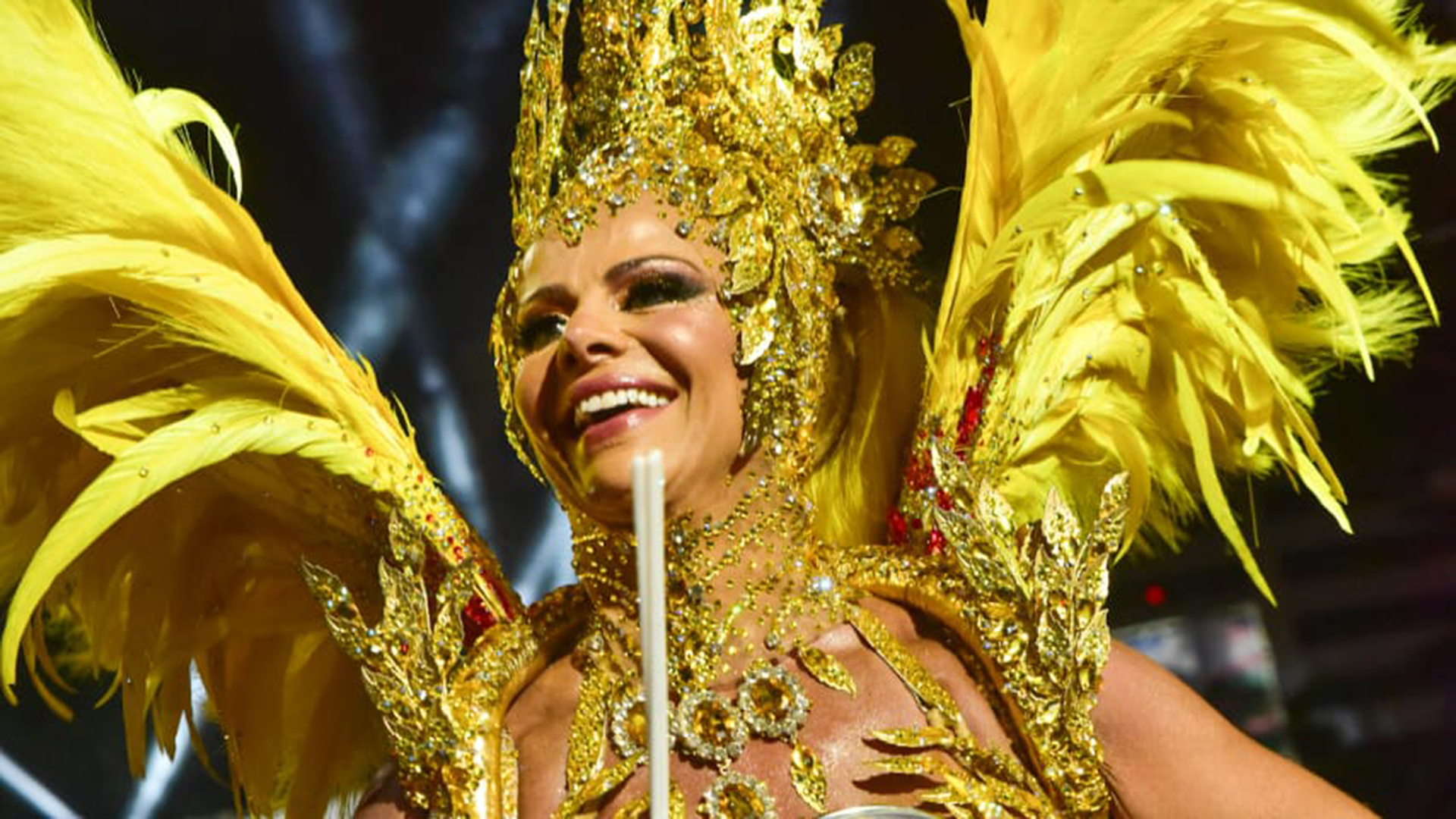 Viviane Araújo dá show de boa forma ao desfilar na Sapucaí