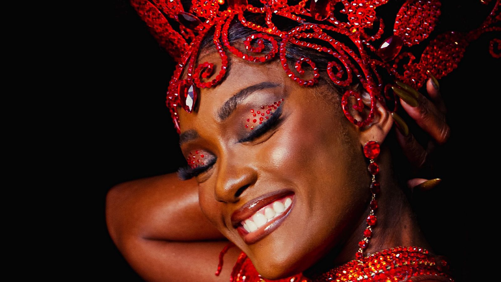 Rainha da bateria, Erika Januza exalta Carnaval: ‘É a época mais feliz do ano para mim’