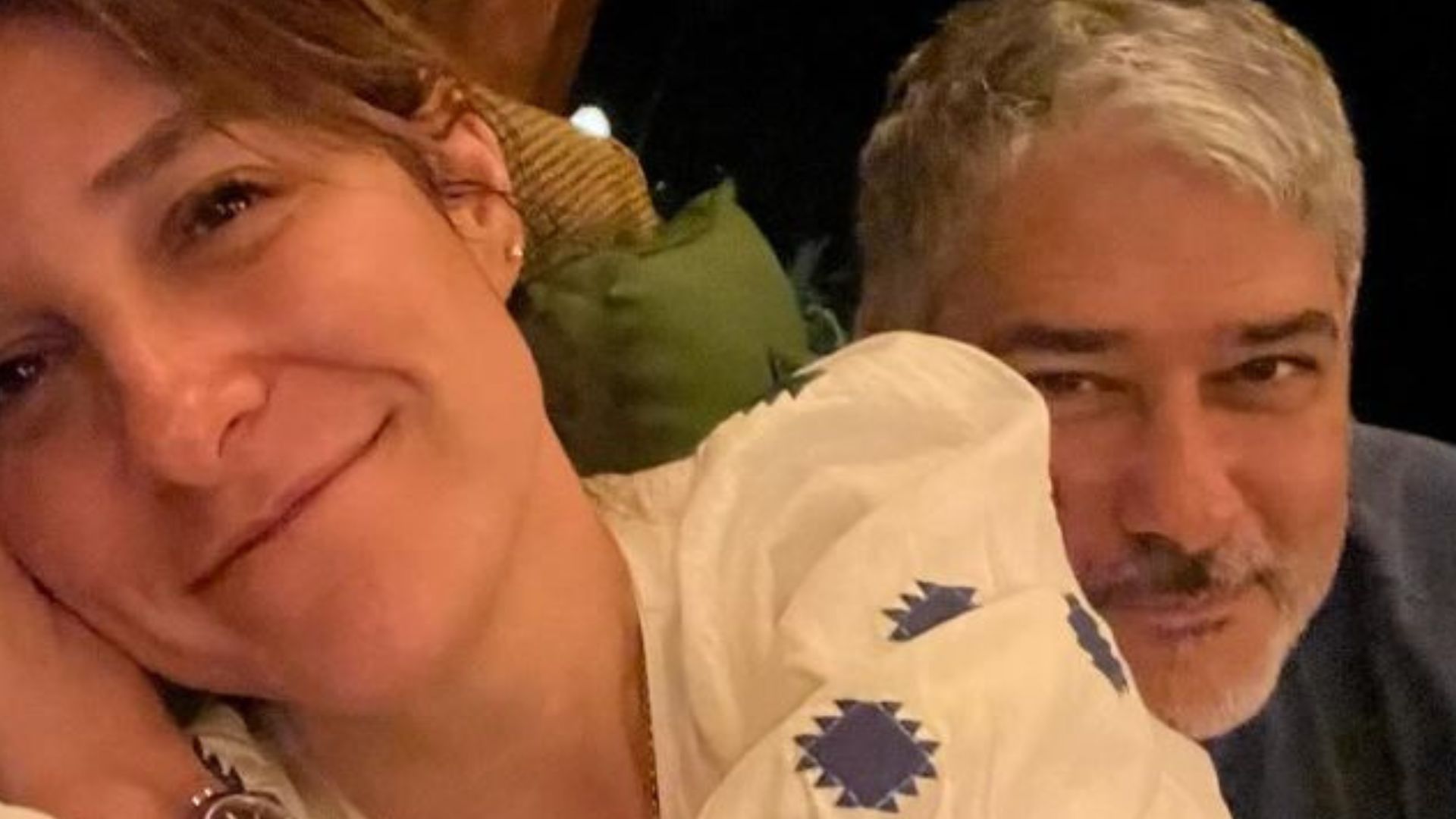 William Bonner posa em clima de romance com a esposa e ganha declaração