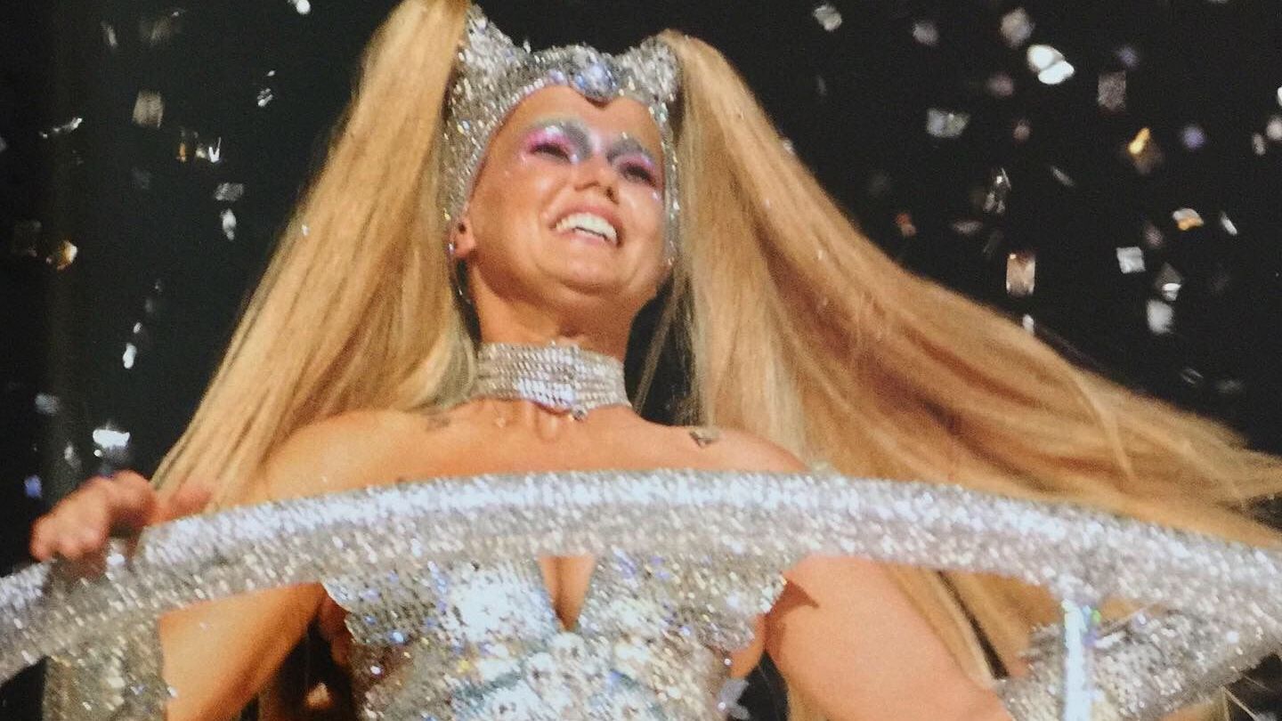 Xuxa relembra Carnaval de 2004: Não está na hora da Rainha ganhar um novo samba-enredo?’