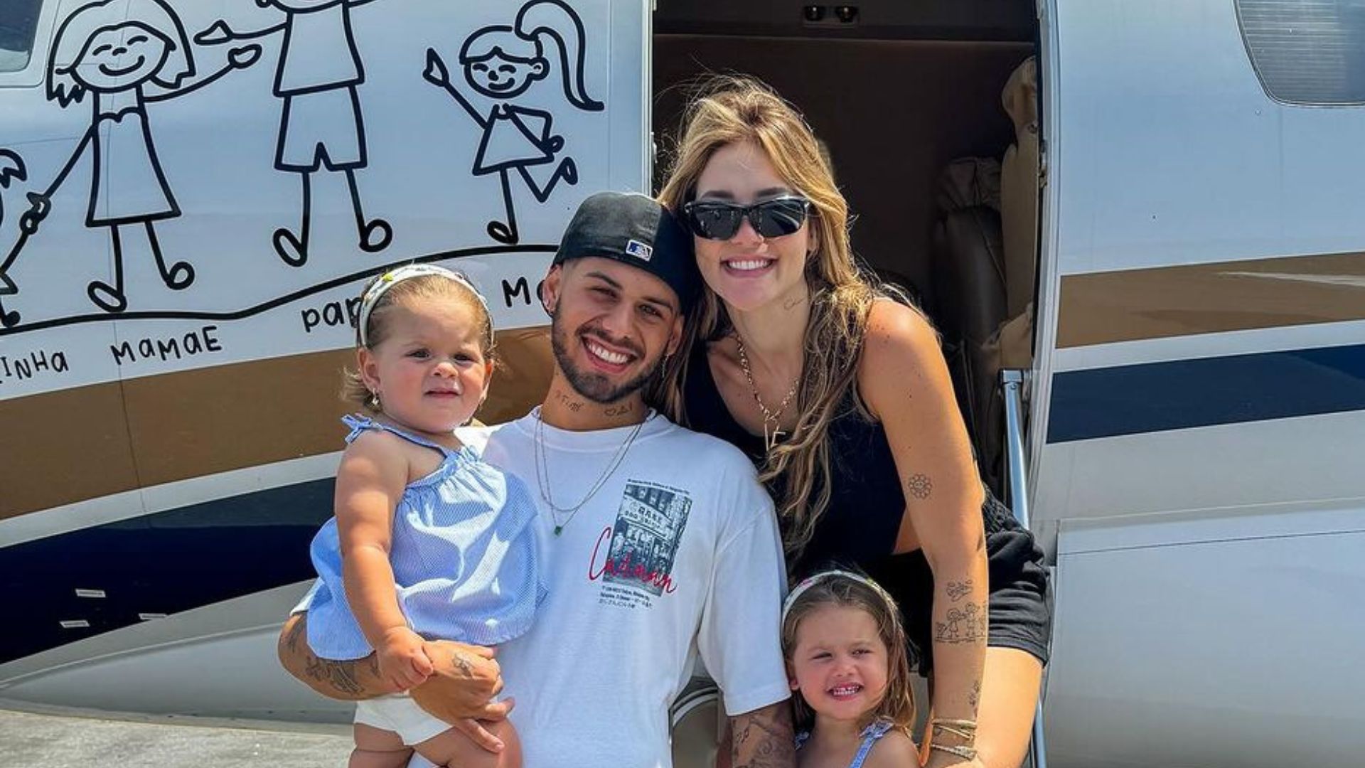 Zé Felipe e Virginia acrescentam desenho do filho no jatinho da família