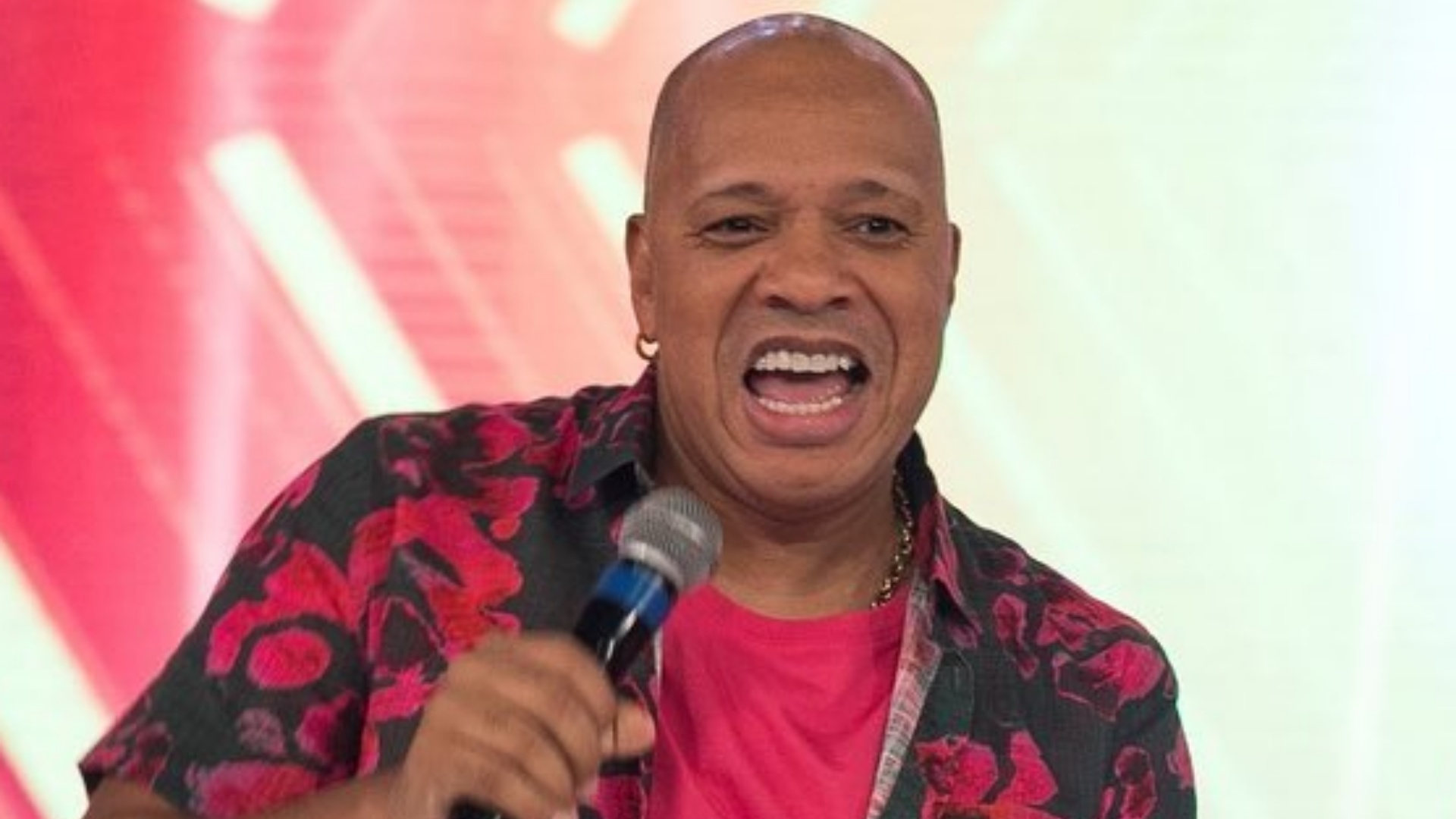 Anderson Leonardo, vocalista do Molejo, recebe alta hospitalar