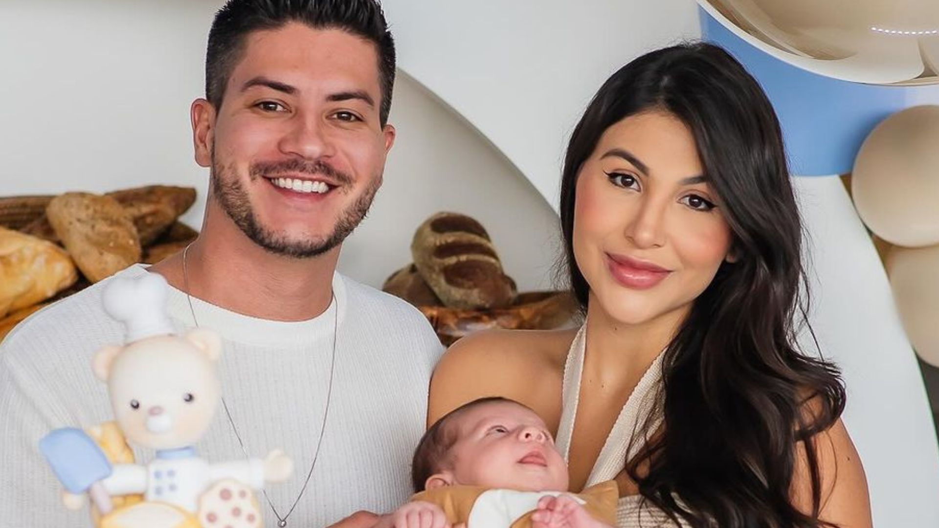 Arthur Aguiar surpreende com tema curioso para festa de mesversário do filho