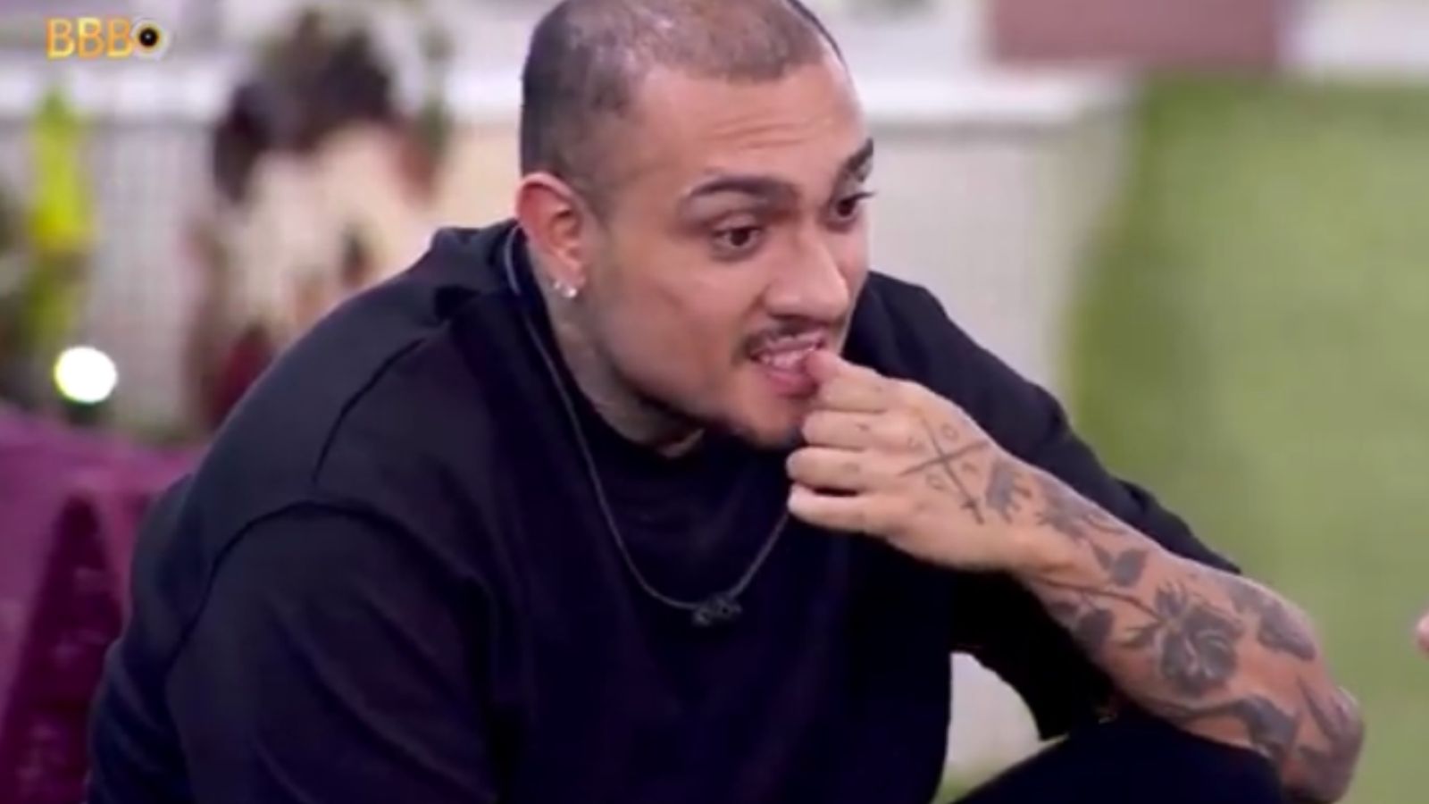 BBB 24: MC Bin Laden leva fora após investir em sister com cantada ousada