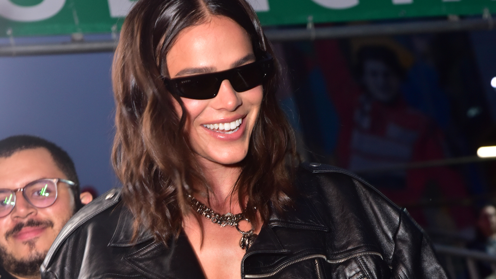 Bruna Marquezine aposta em look com transparência para prestigiar festival