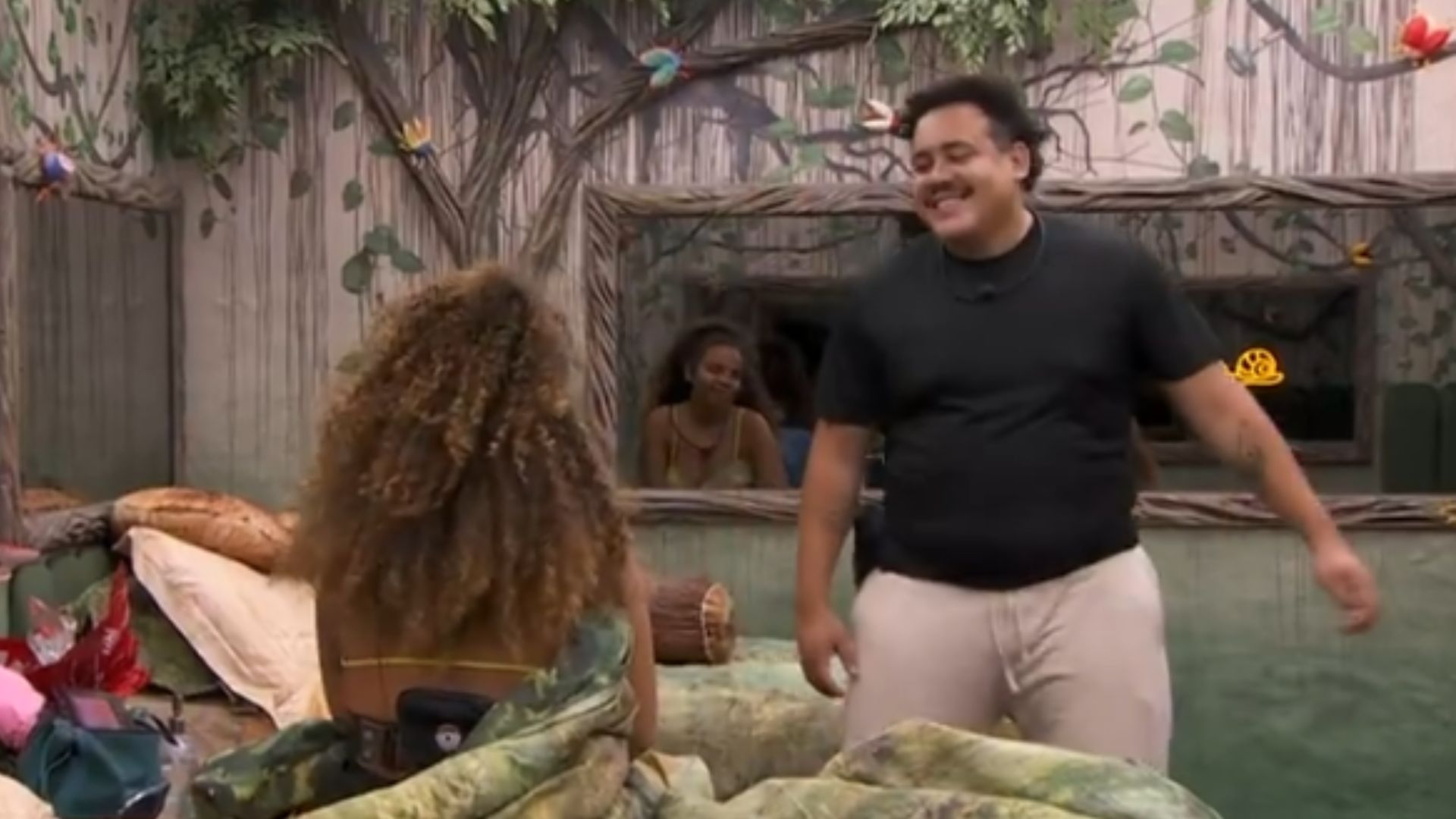 BBB 24: Lucas Henrique acorda Pitel cantando: “Tô afim”