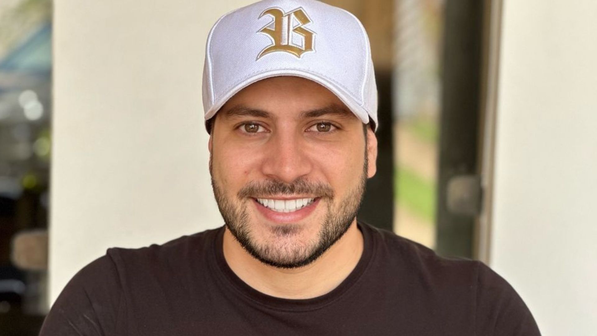 Aos 36 anos, ex-BBB vai para o hospital após crise alérgica